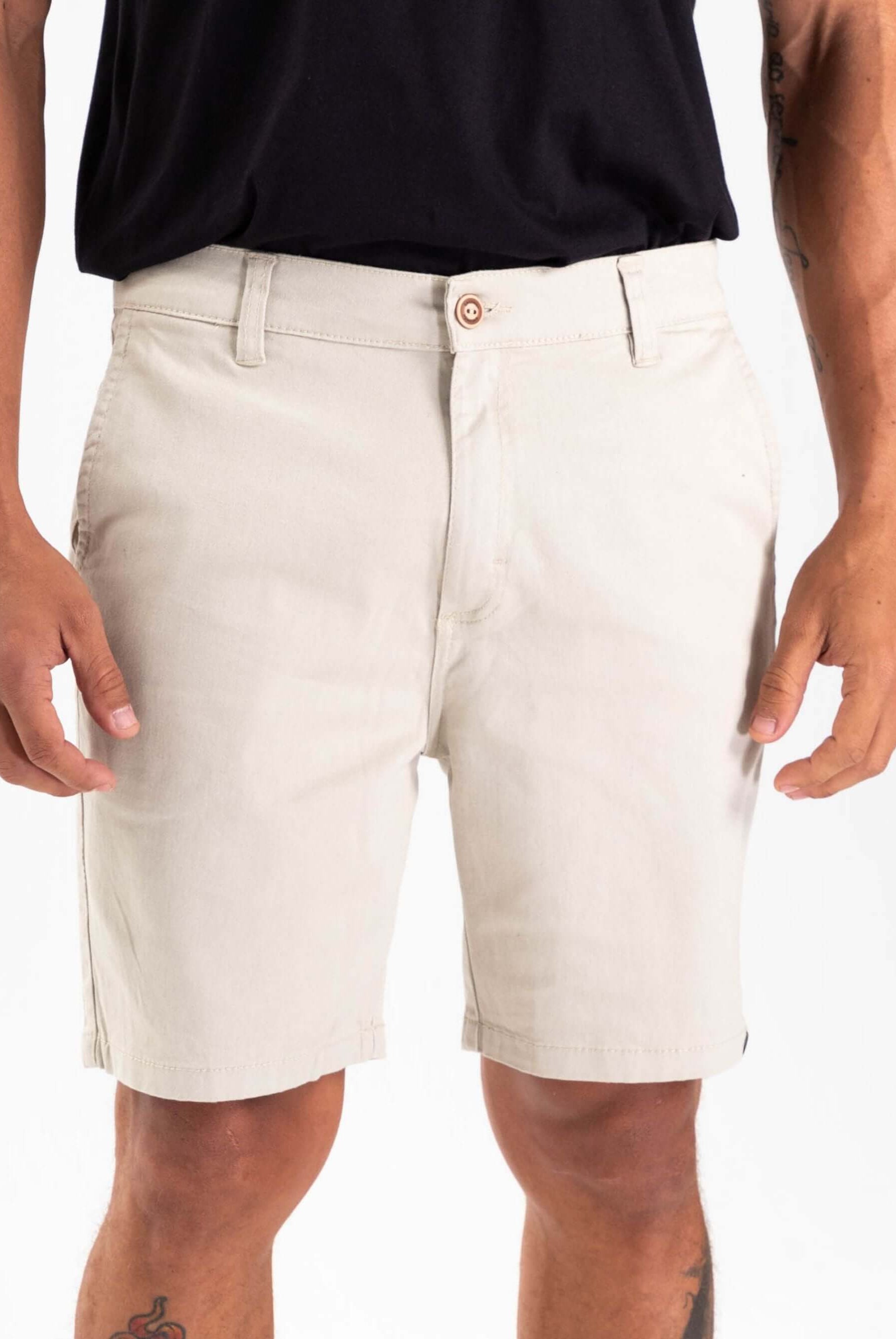 Bermuda Sarja Chino Natural da marca Greenish, confortável e estilosa, ideal para o verão.