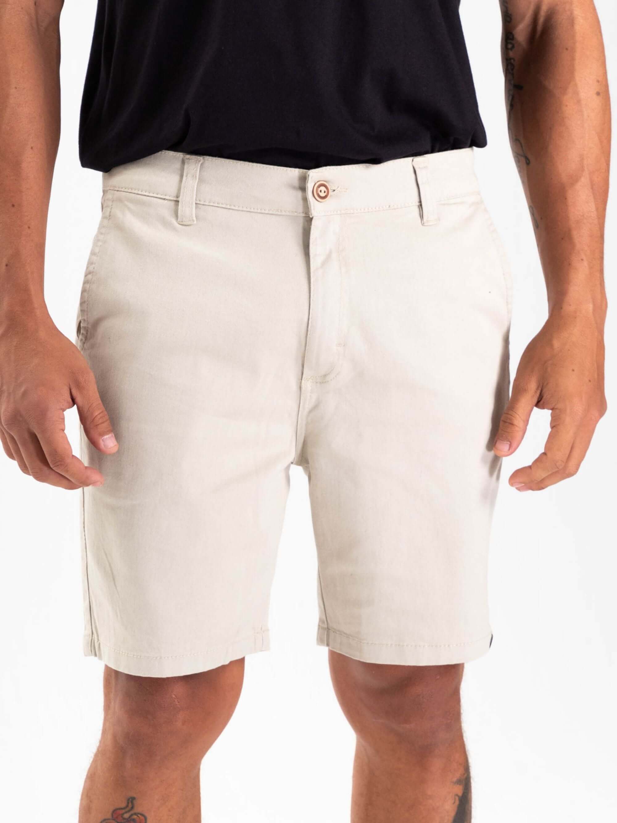 Bermuda Sarja Chino Natural da marca Greenish, confortável e estilosa, ideal para o verão.