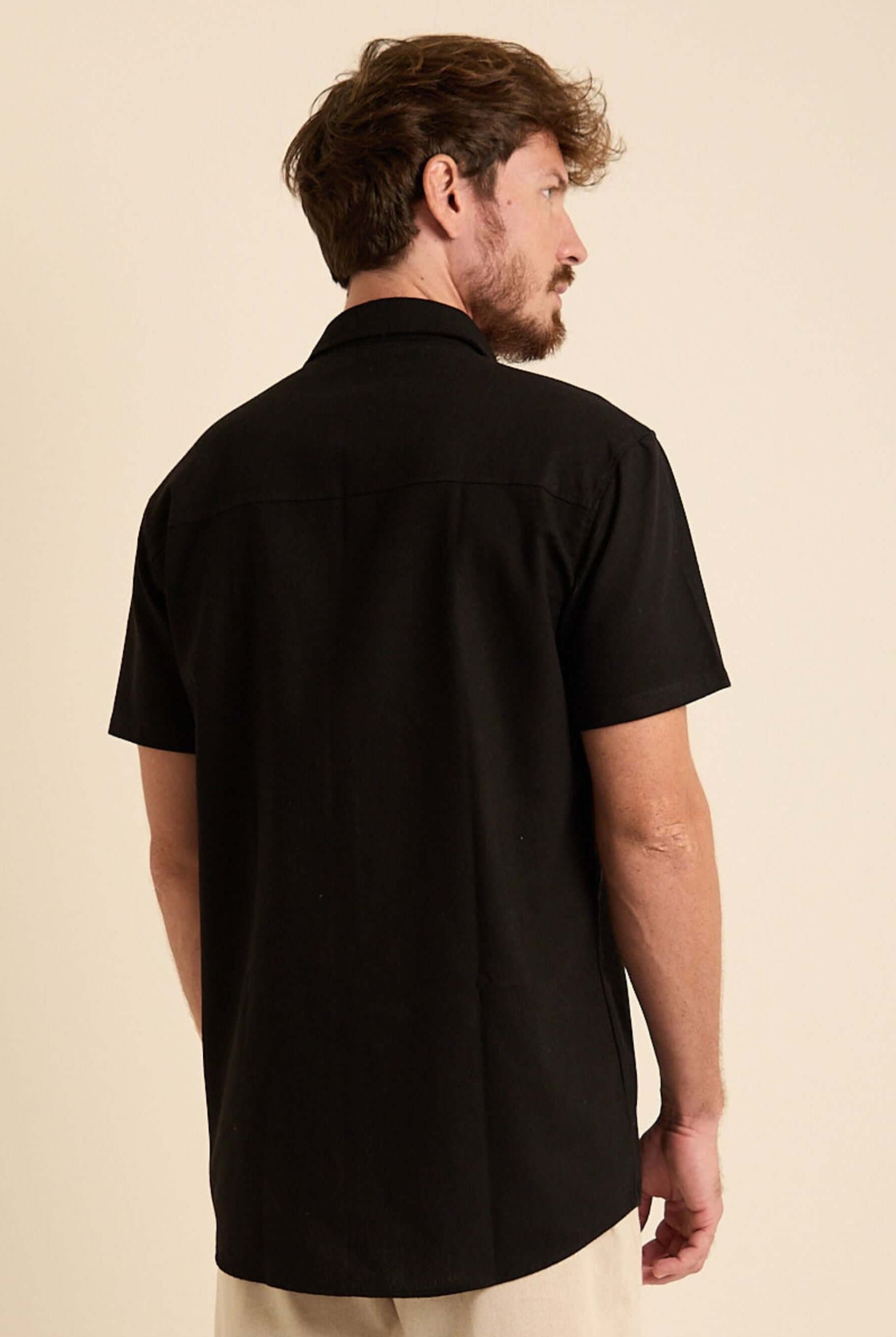 Camisa preta de botão linha manga curta da marca Greenish, vista de costas, ideal para ocasiões informais.
