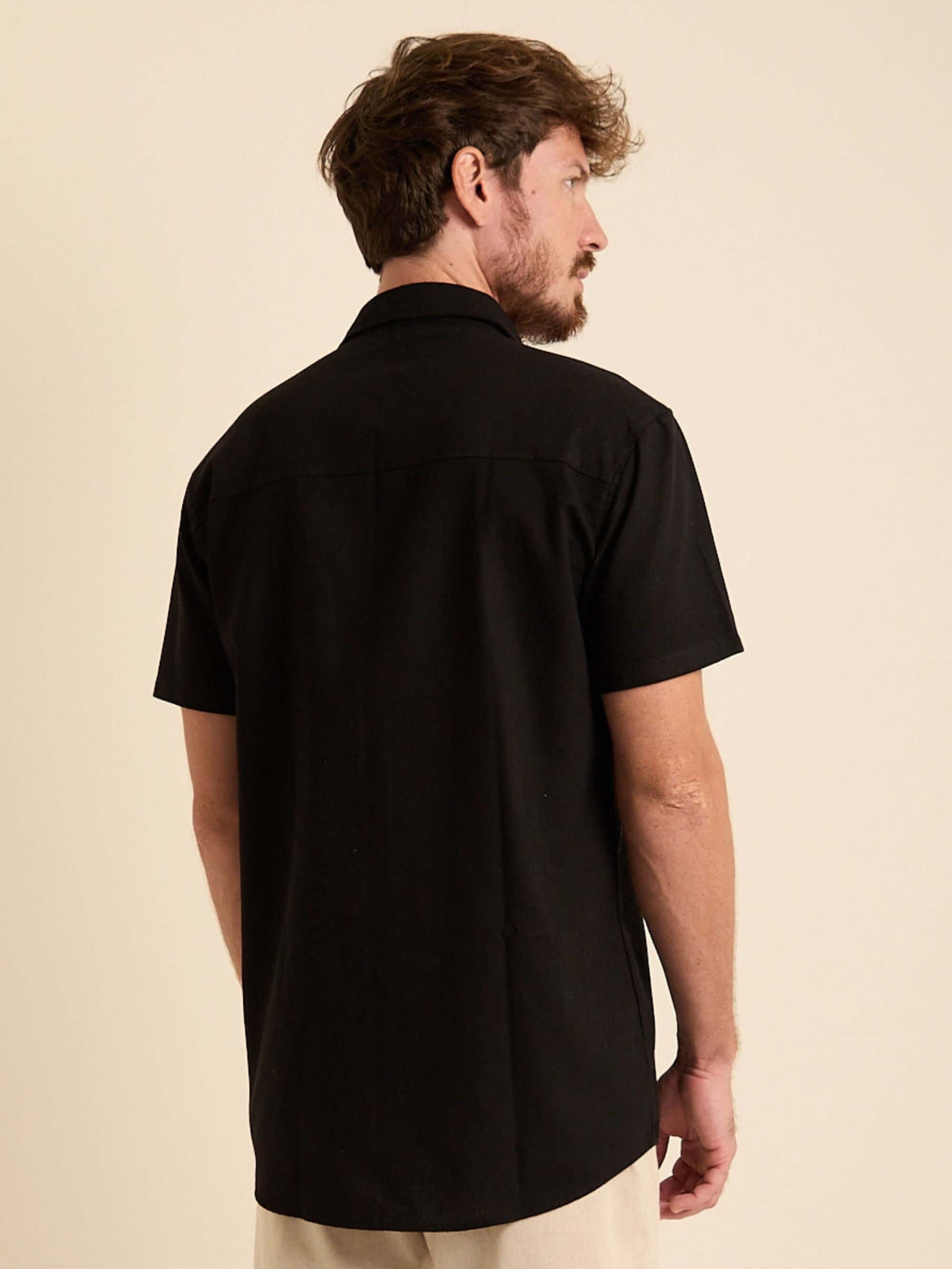 Camisa preta de botão linha manga curta da marca Greenish, vista de costas, ideal para ocasiões informais.