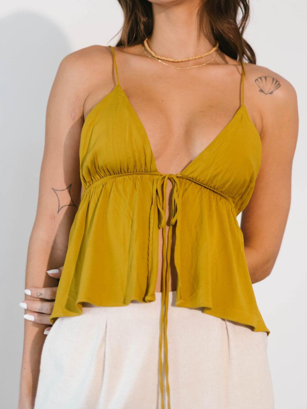 Cropped Zen caqui da Greenish, blusa casual elegante com amarração frontal e alças reguláveis. Ideal para looks sensuais.