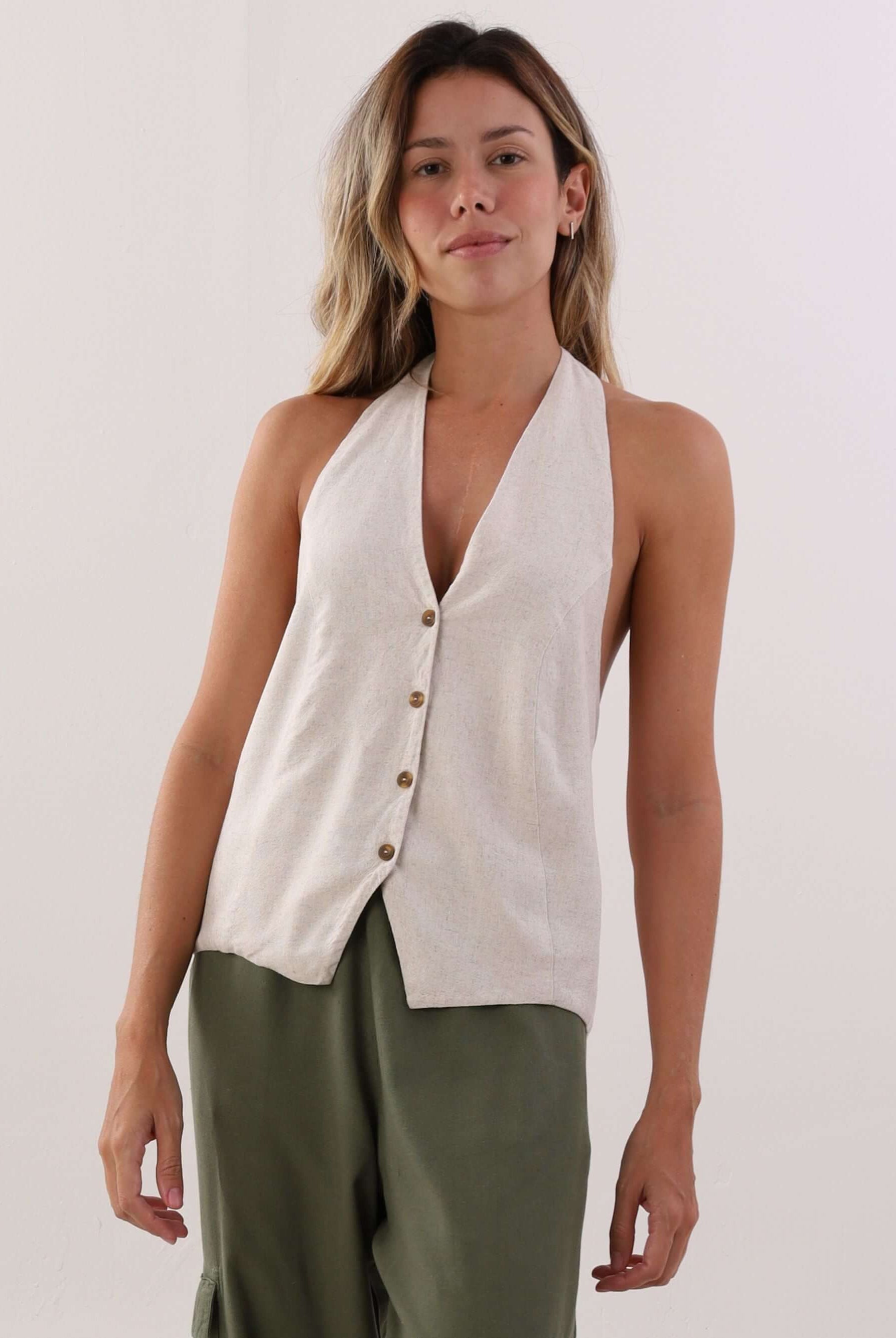 Blusa Colete Fani bege da Greenish, estilo casual, com botões frontais e decote em V ideal para o verão.