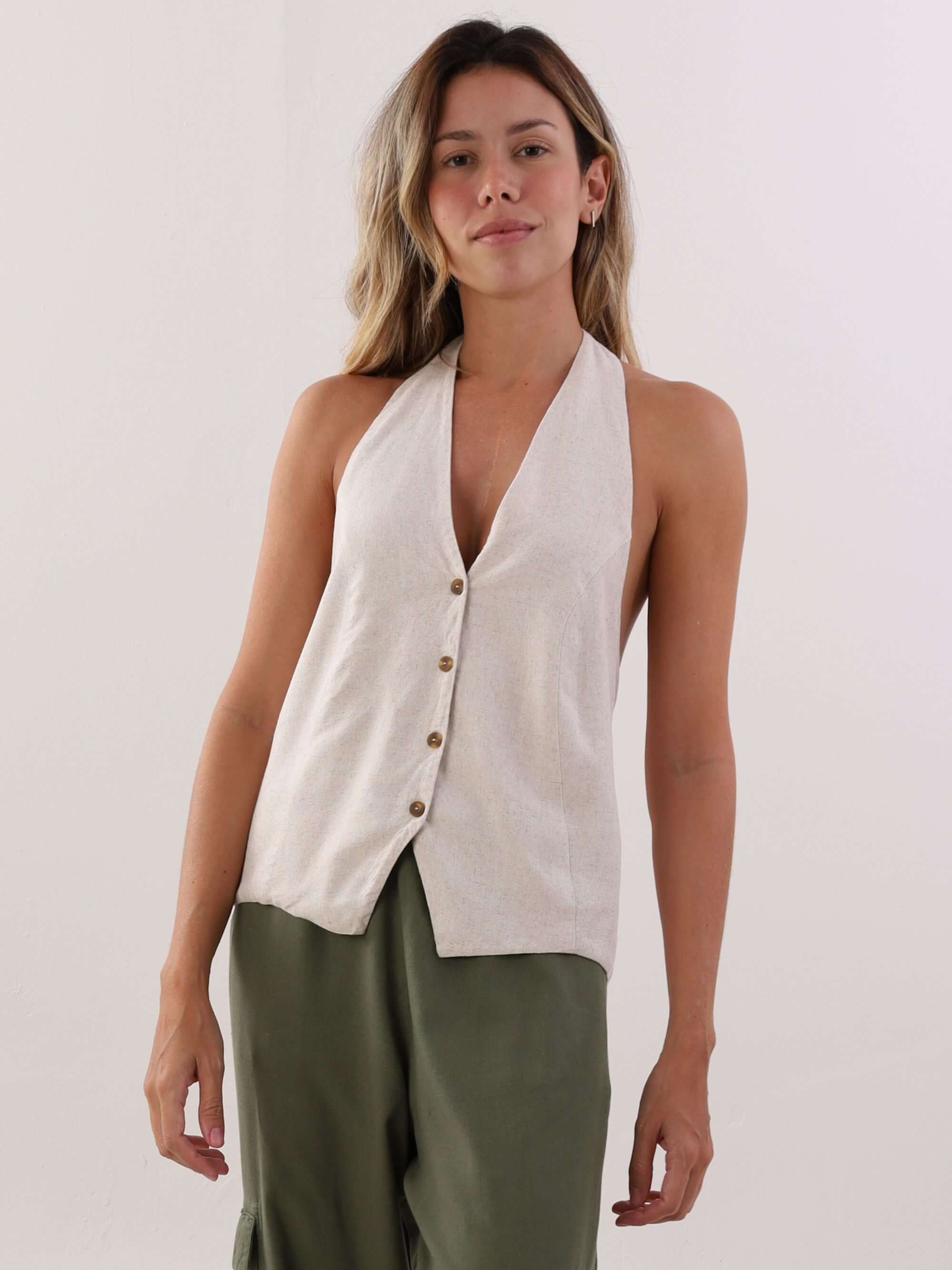 Blusa Colete Fani bege da Greenish, estilo casual, com botões frontais e decote em V ideal para o verão.