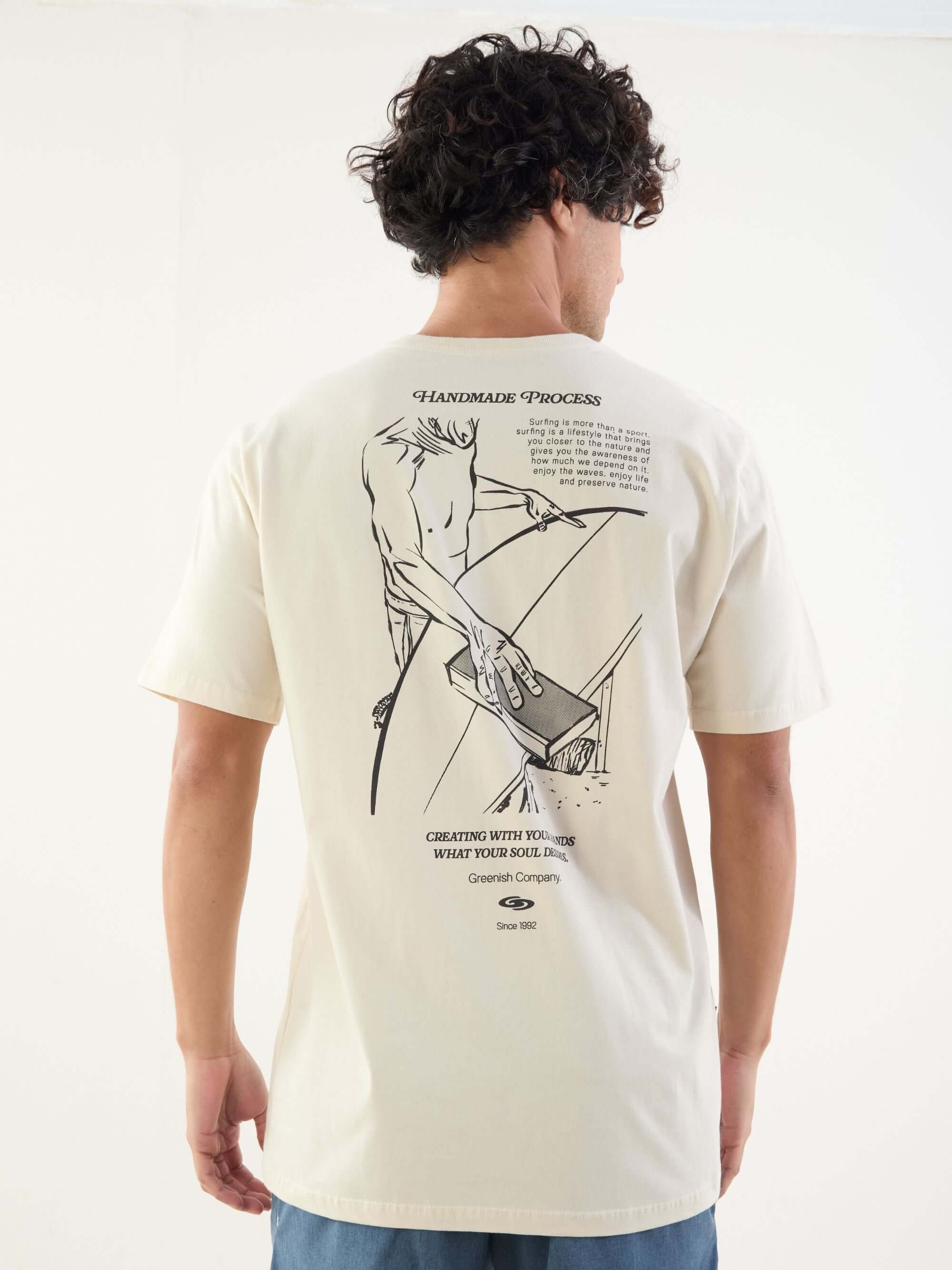 Camiseta Handmade Process Beige da Greenish com estampa de surfista, feita em 100% algodão, leve e macia.