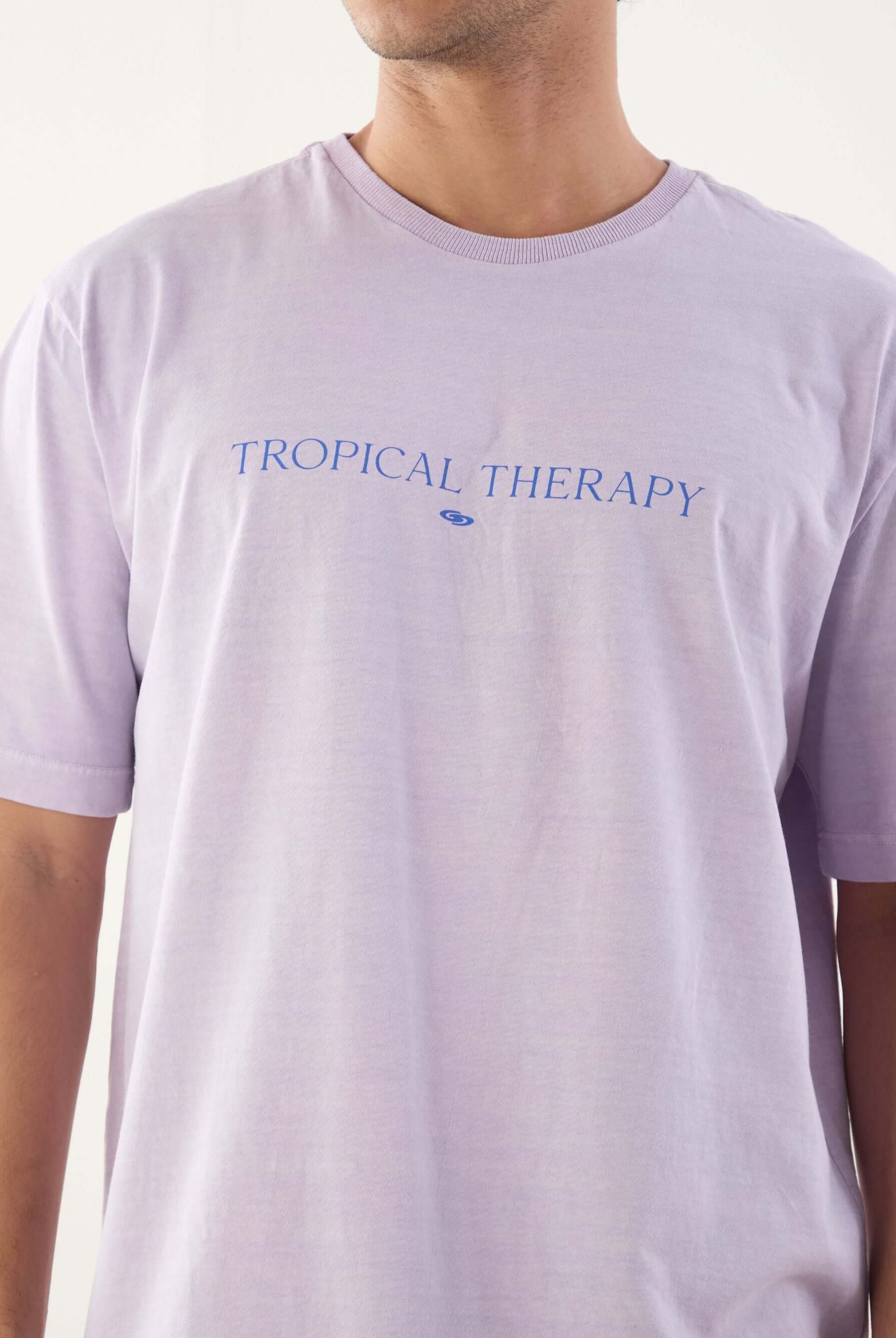 Camiseta lilás Tropical Therapy da Greenish, com estampa minimalista em tipografia elegante para um look descontraído.