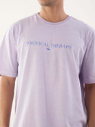 Camiseta lilás Tropical Therapy da Greenish, com estampa minimalista em tipografia elegante para um look descontraído.