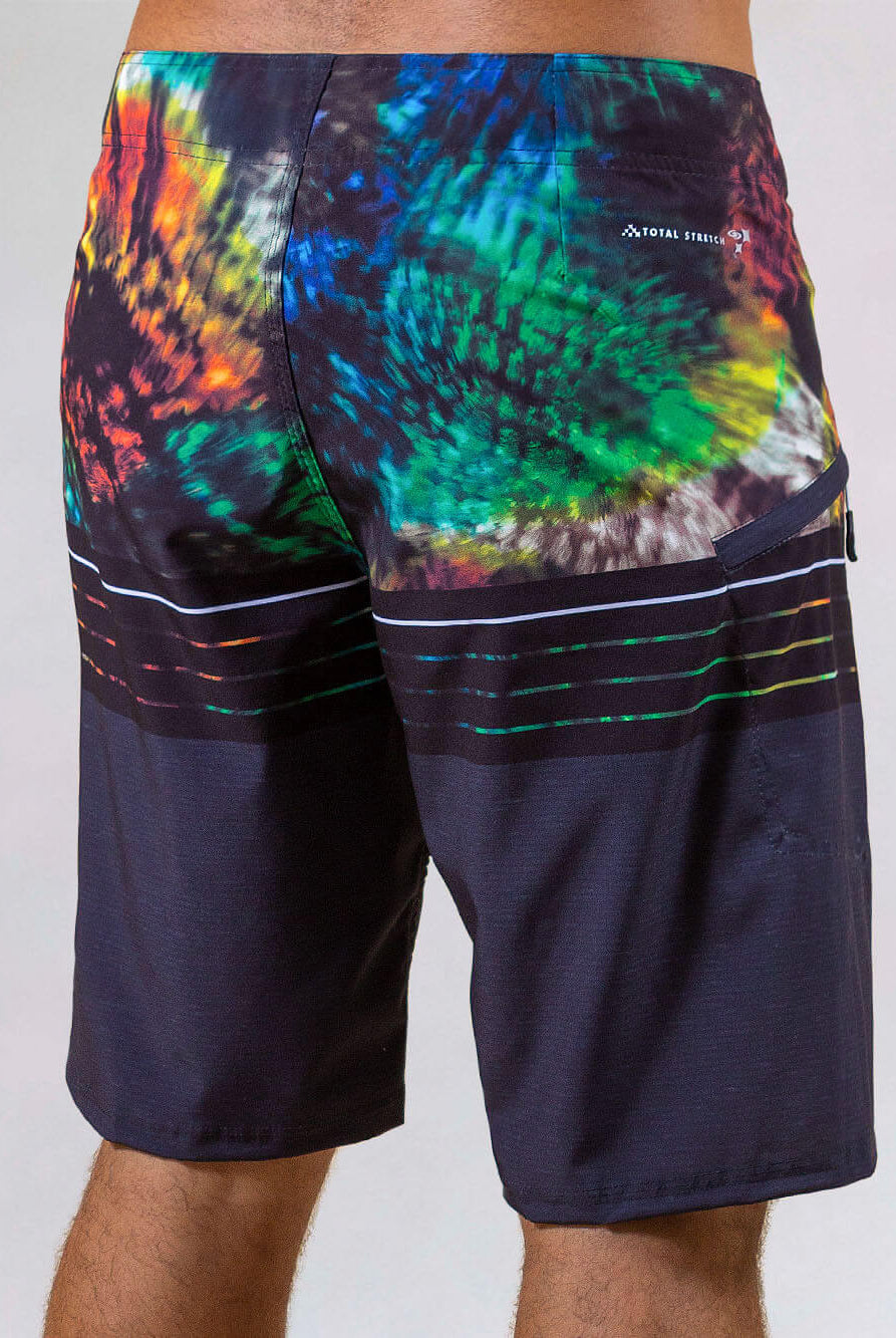 Greenish BOARDSHORT MOTION TIE DYE BAR - CINZA featuring colorful tie-dye design on a dark base, perfect for beachwear.