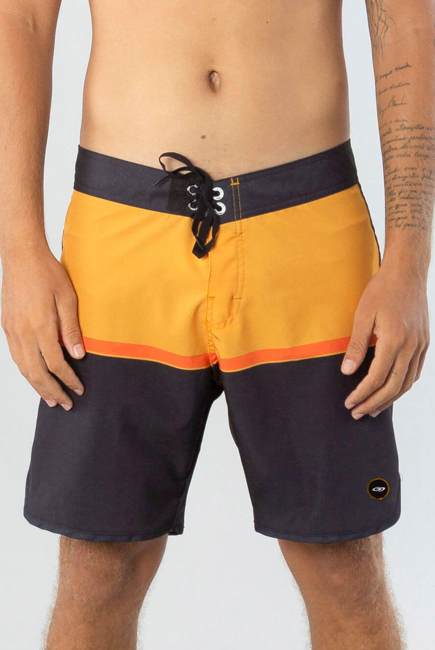 Greenish Boardshort Adventures Amarelo, confortável, cós anatômico, com bolso verdugo, ideal para aventuras na praia.