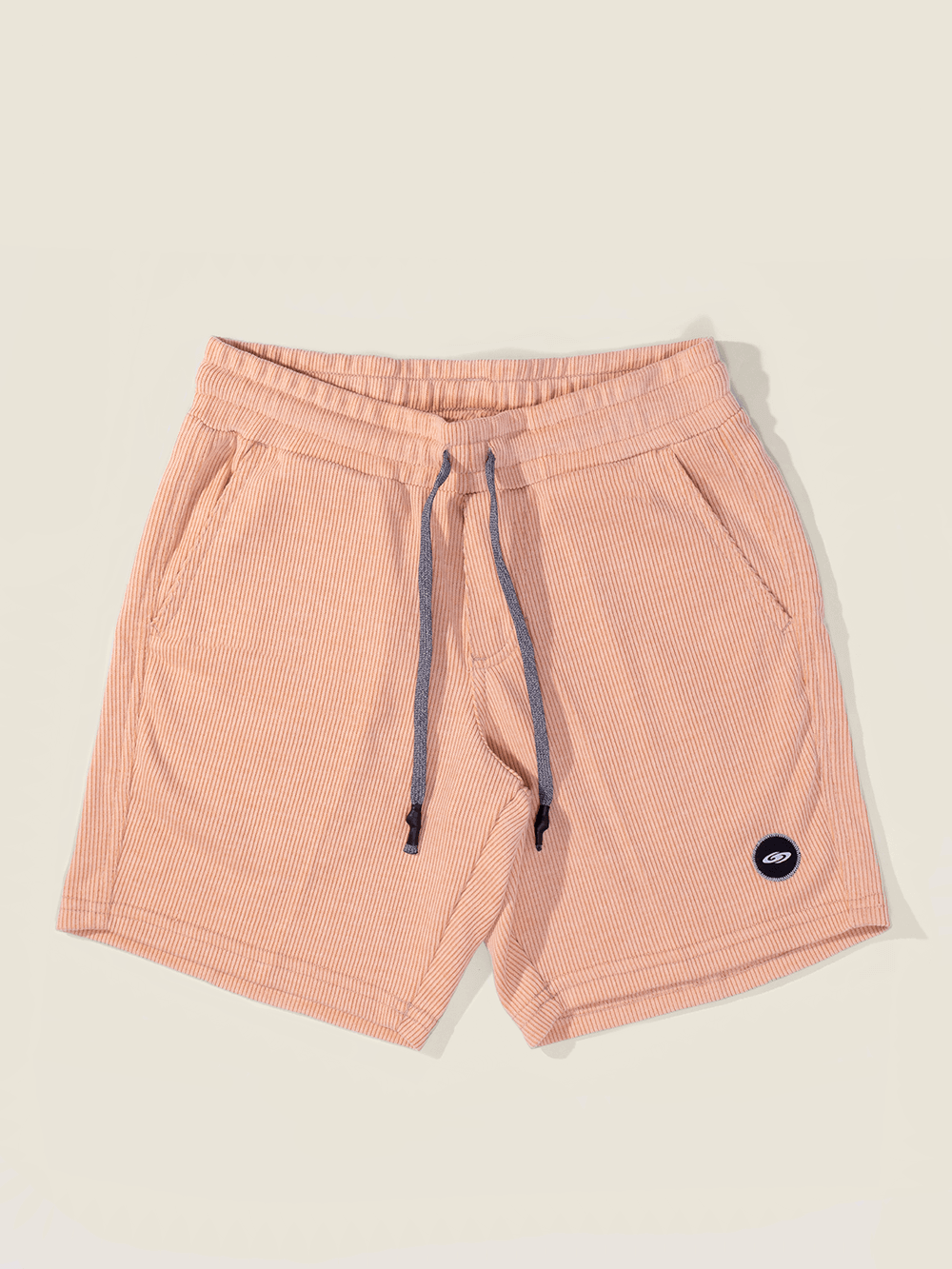 Bermuda Tricot Heaven Amarelo da Greenish, estilo moderno em tecido canelado com bolsos dianteiros.