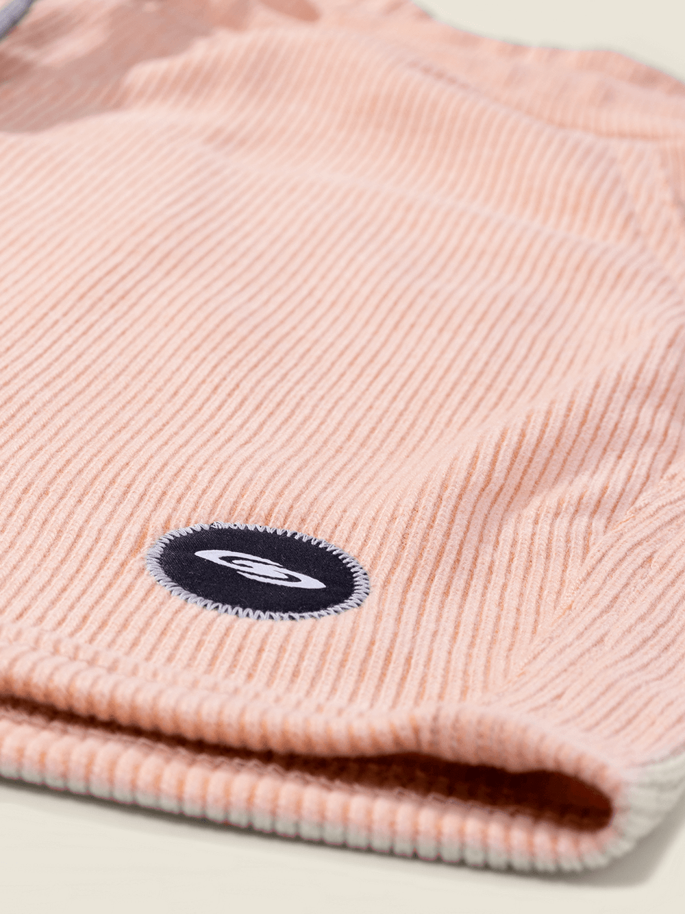 Bermuda Tricot Heaven da Greenish em tecido canelado com etiqueta padrão, cor amarela.