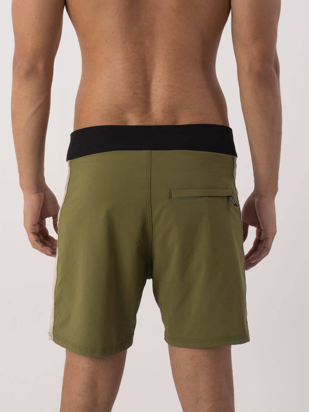 Bermuda Boardwalk Classic Trunk Verde da Greenish. Design clássico e confortável com cós anatômico.