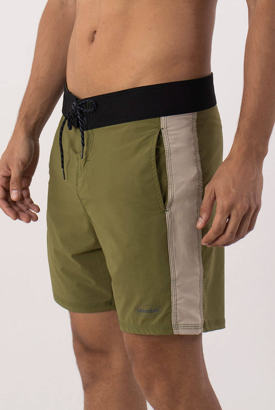 Bermuda Boardwalk Classic Trunk Verde da Greenish, estilo vintage, cós anatômico e bolsos laterais práticos.