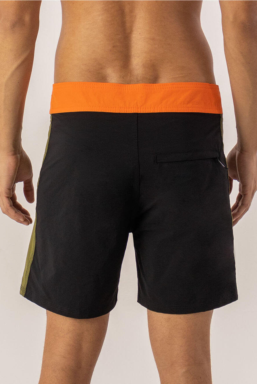 Tronco Boardwalk Classic Preto da Greenish, mostrando parte traseira com cós laranja e design vintage.