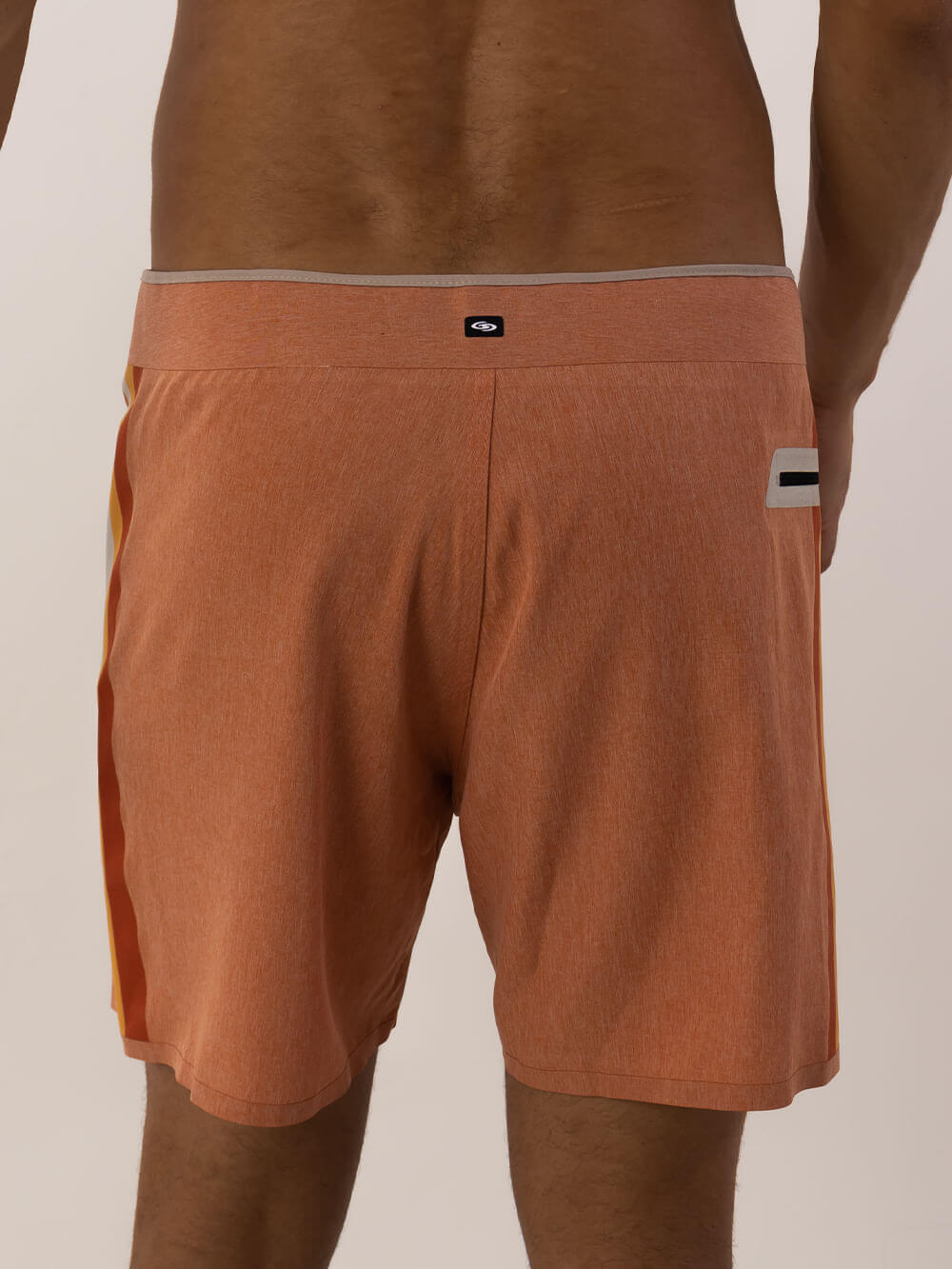 Shorts de banho Greenish Glued Etnic laranja, modelo leve e confortável para dias quentes.
