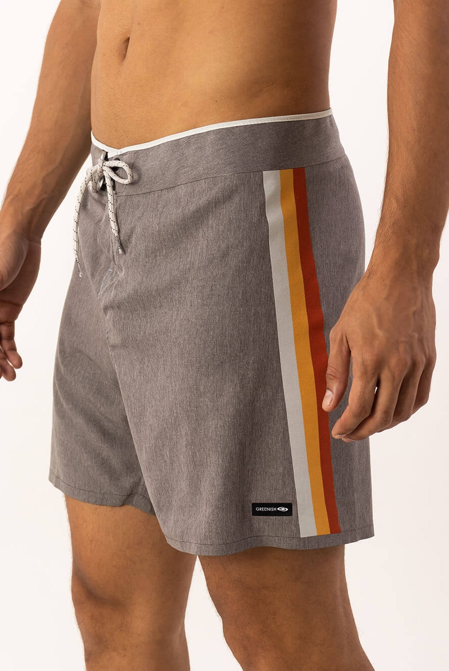 Shorts boardshort Glued Etnic Grafite da Greenish, com estampa moderna e tecido leve, ideal para dias quentes.