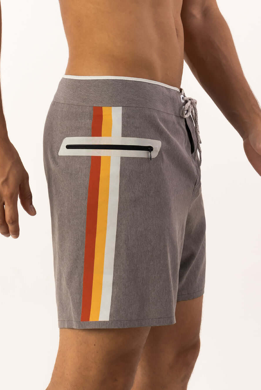 Bermuda boardshort Glued Etnic Grafite da marca Greenish com design moderno e cores clássicas.