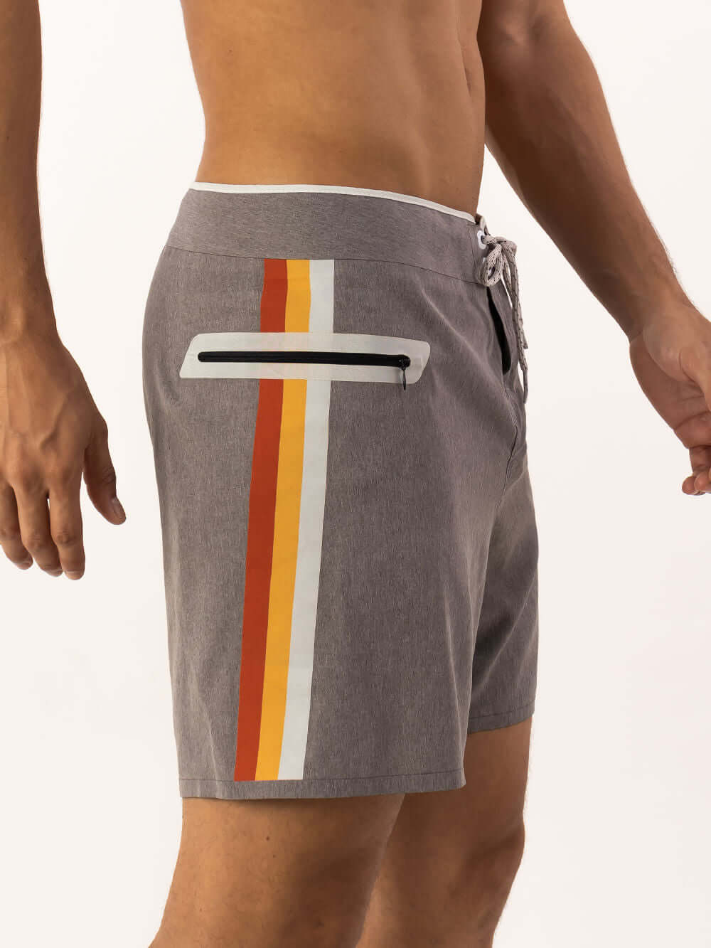 Bermuda boardshort Glued Etnic Grafite da marca Greenish com design moderno e cores clássicas.