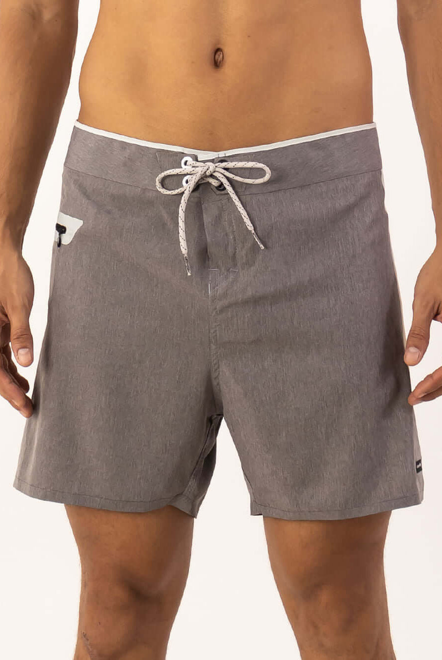 Boardshort curto Glued Etnic Grafite da Greenish, leve e confortável para dias quentes.