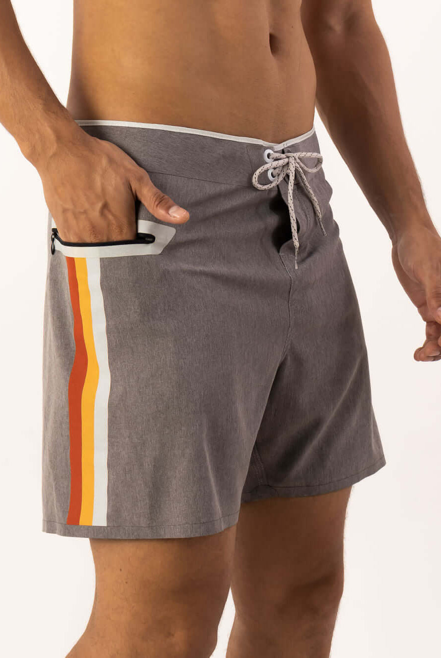 Boardshort curto Glued Etnic da Greenish, cinza com listras, ideal para dias quentes e atividades ao ar livre.