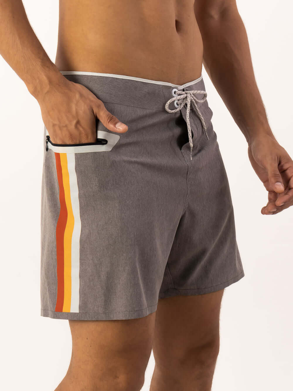 Boardshort curto Glued Etnic da Greenish, cinza com listras, ideal para dias quentes e atividades ao ar livre.