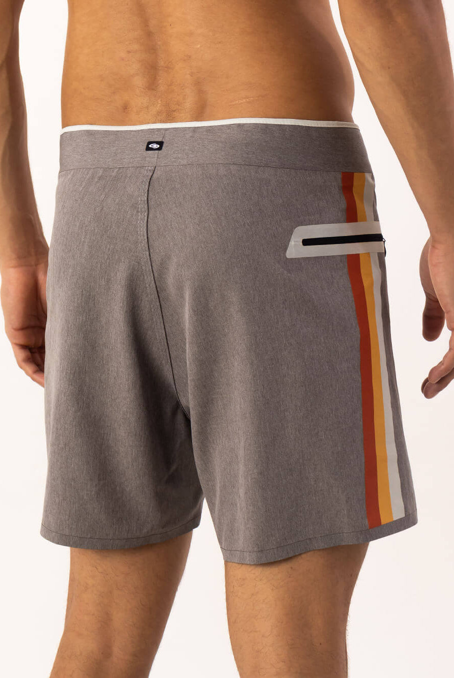 Boardshort Glued Etnic Grafite da Greenish com detalhes coloridos, ideal para conforto e estilo nos dias quentes.