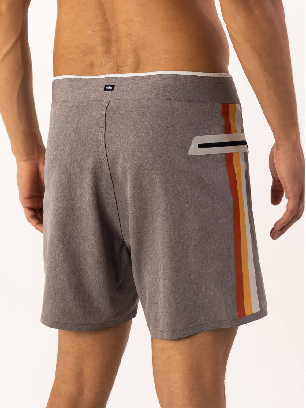 Boardshort Glued Etnic Grafite da Greenish com detalhes coloridos, ideal para conforto e estilo nos dias quentes.