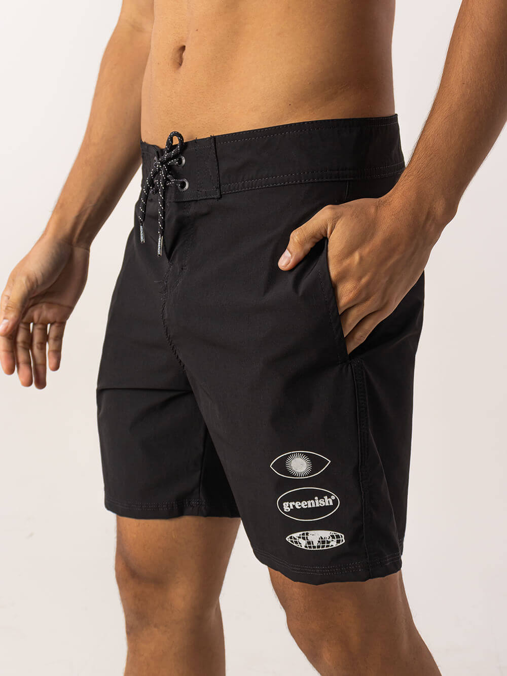 Shorts de banho preto da marca Greenish, estilo moderno com estampa única e confortáveis. Ideal para o verão.