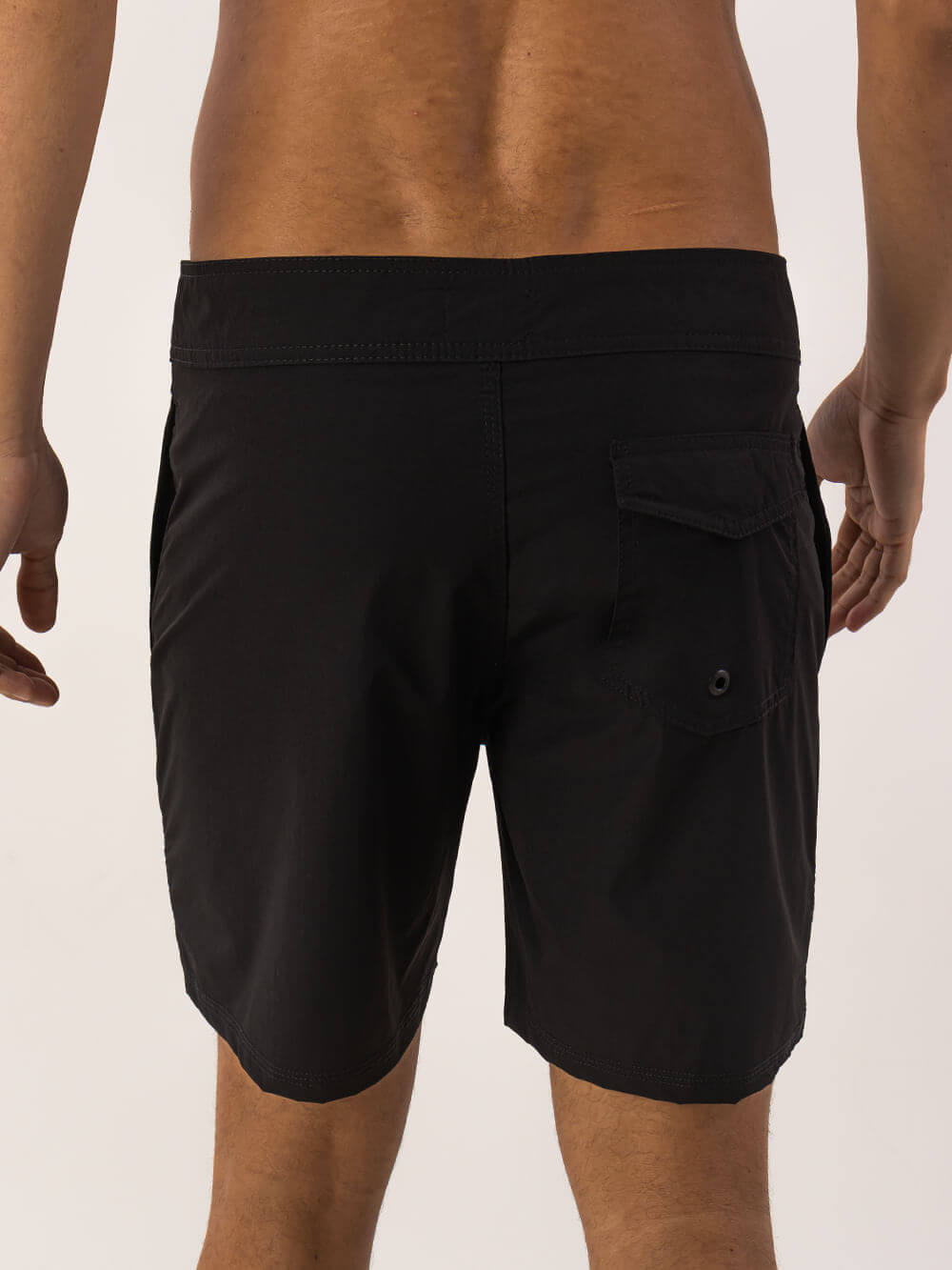 Banho de praia em preto, shorts masculinos estilosos com bolso traseiro, perfeito para o verão.