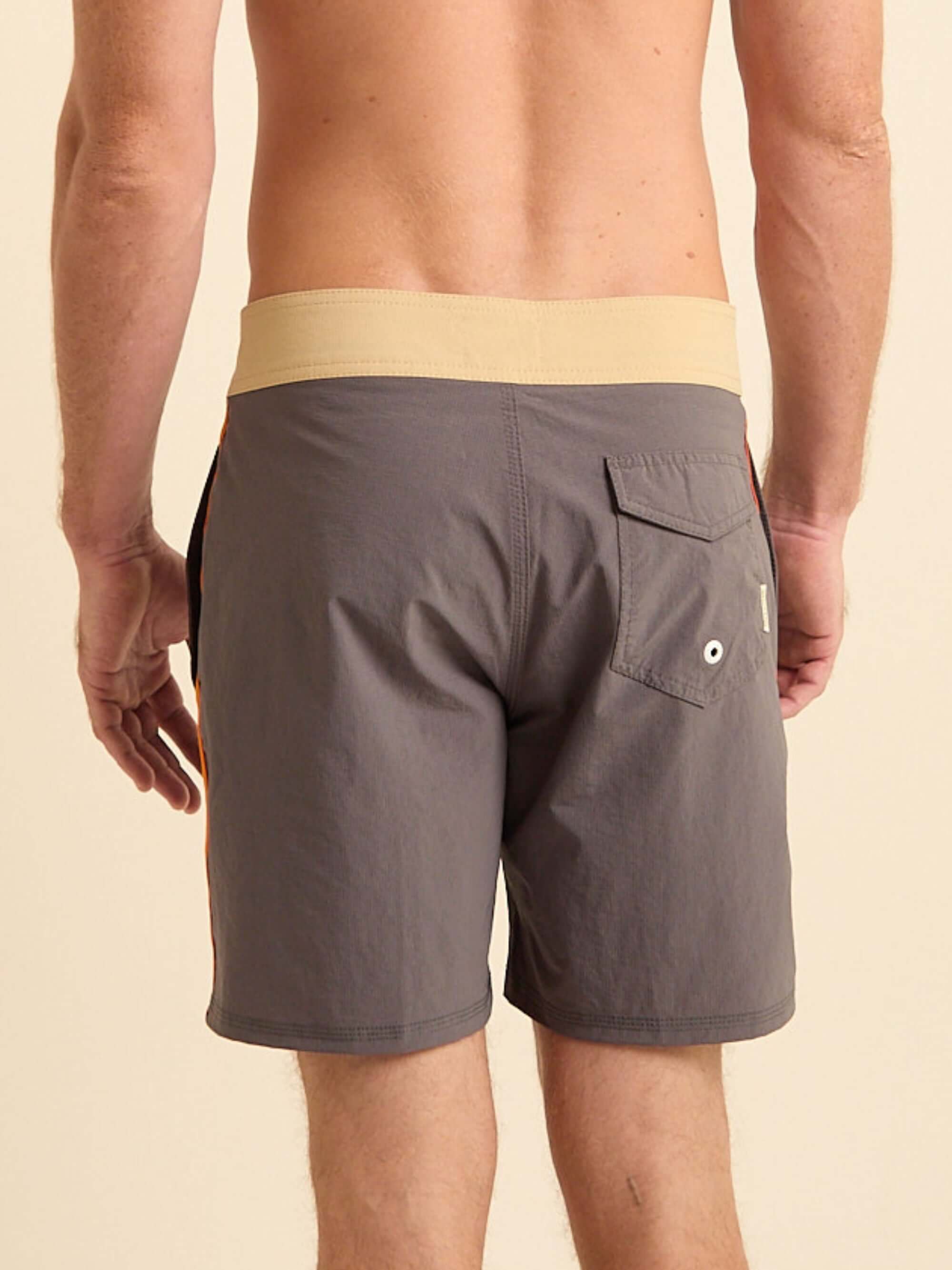 Boardshort Outside Chumbo da Greenish, design prático com cós anatômico e fechamento em cadarço.