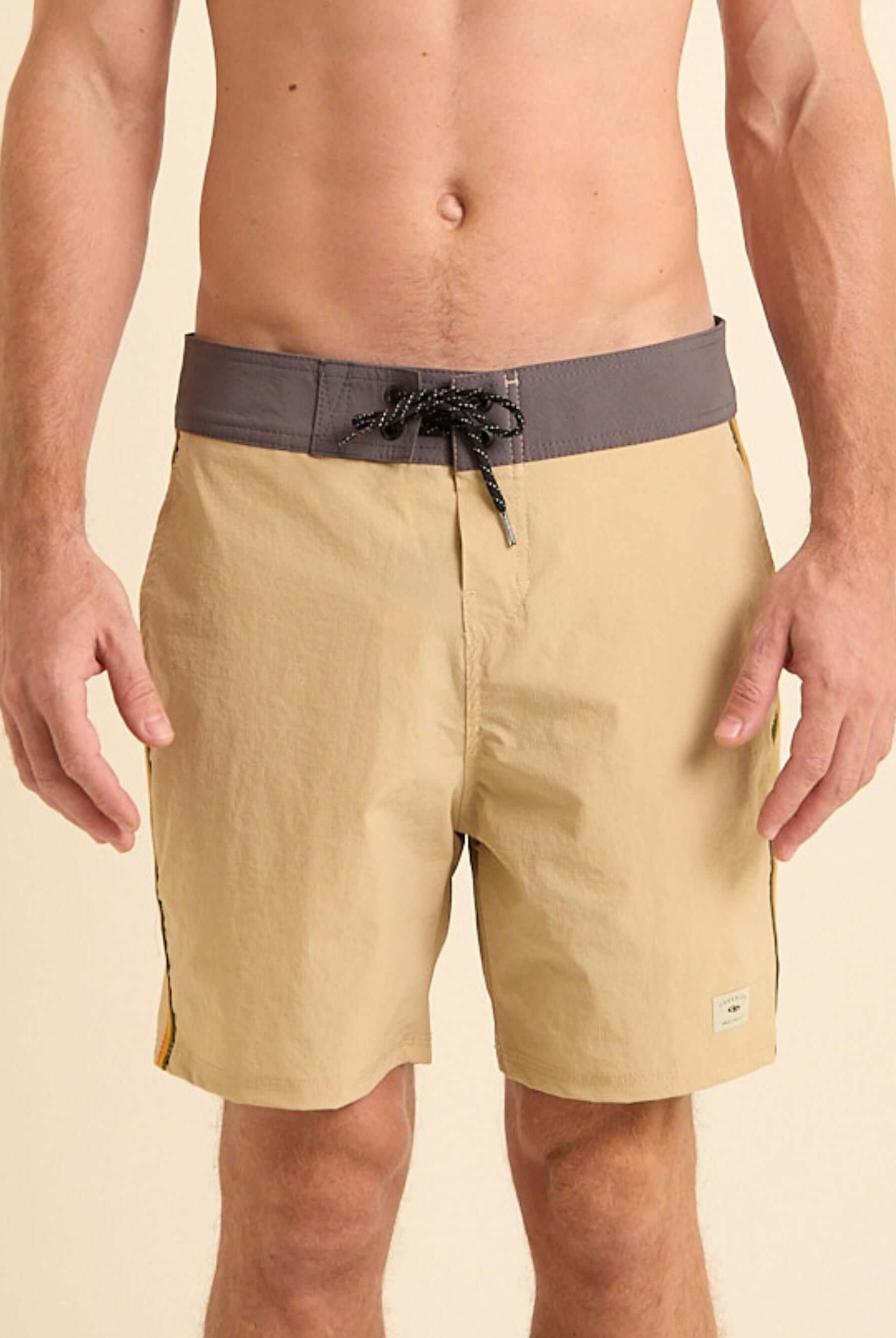Boardshort Outside Bege Greenish com cós anatômico, ideal para conforto e frescor em atividades diárias.