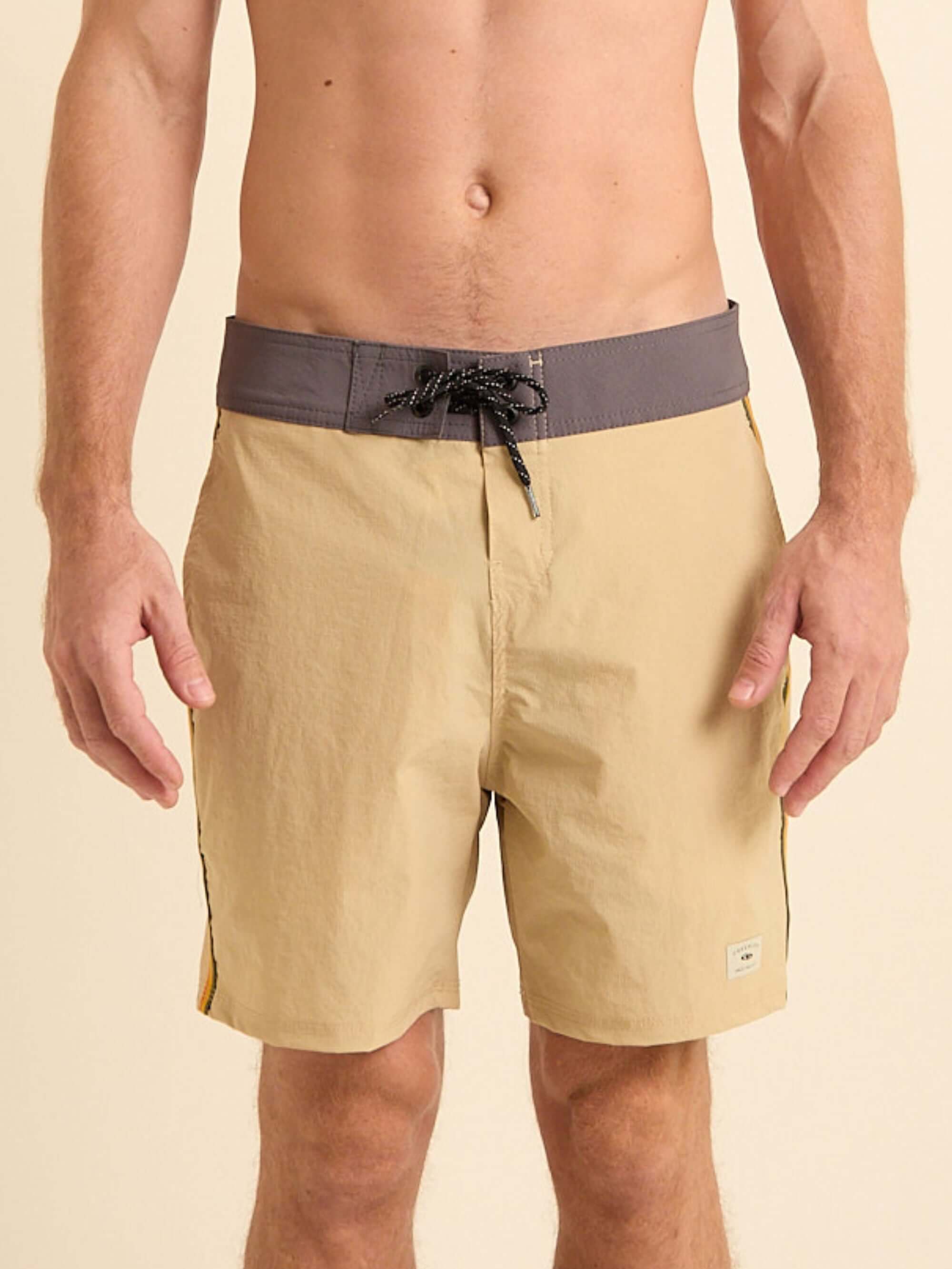 Boardshort Outside Bege Greenish com cós anatômico, ideal para conforto e frescor em atividades diárias.