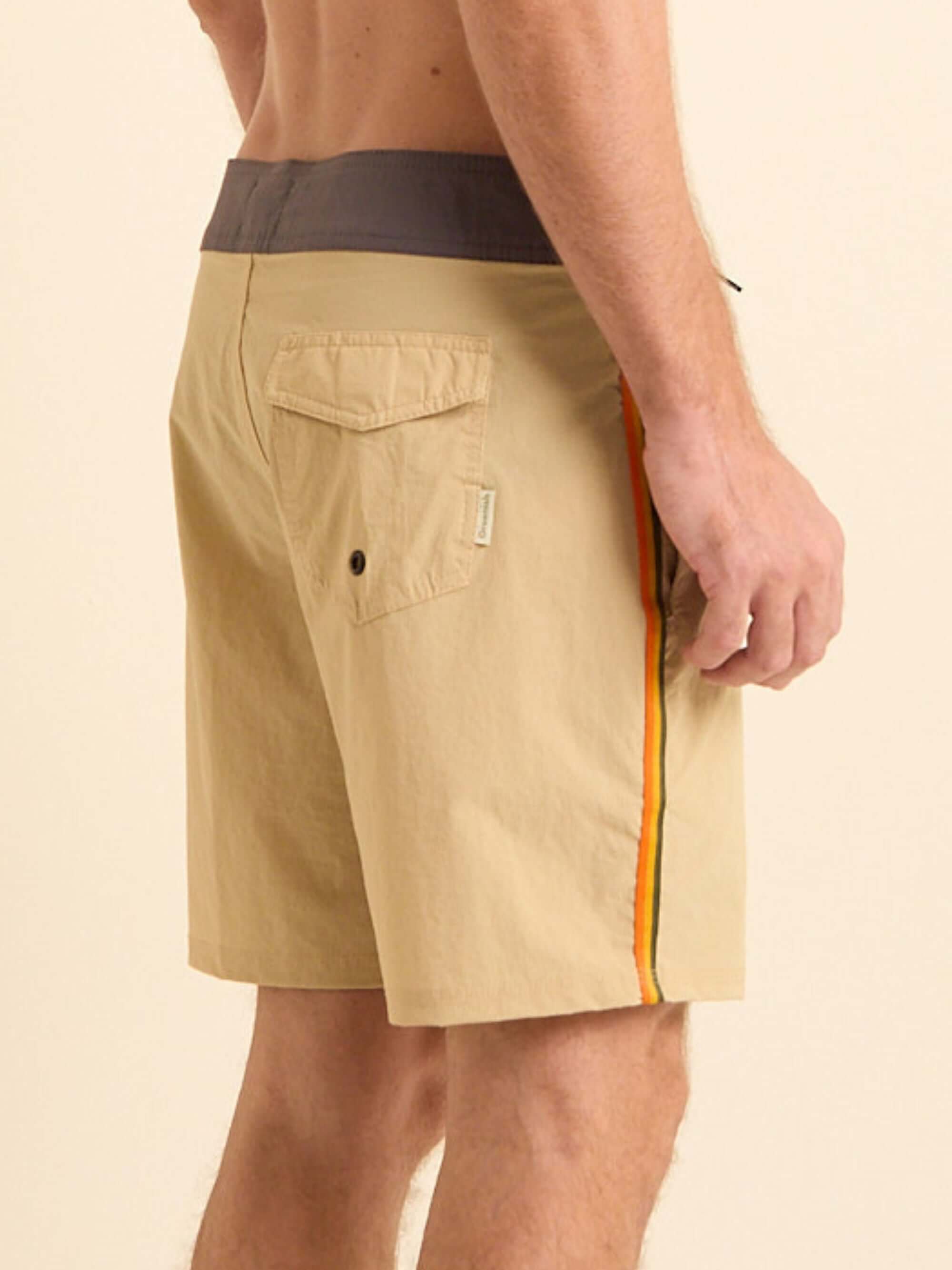 Shorts bege da marca Greenish, com detalhe colorido na lateral e cós anatômico, perfeitos para conforto e frescor.