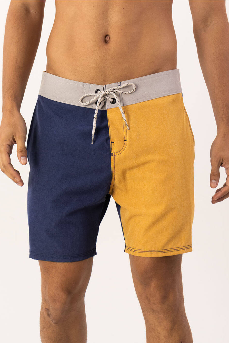 Calção Boardwalk Collor azul marinho e amarelo da Greenish, com cós anatômico e amarração em cadarço.