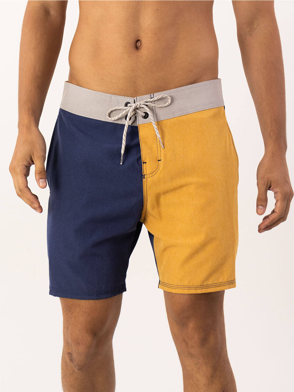 Calção Boardwalk Collor azul marinho e amarelo da Greenish, com cós anatômico e amarração em cadarço.