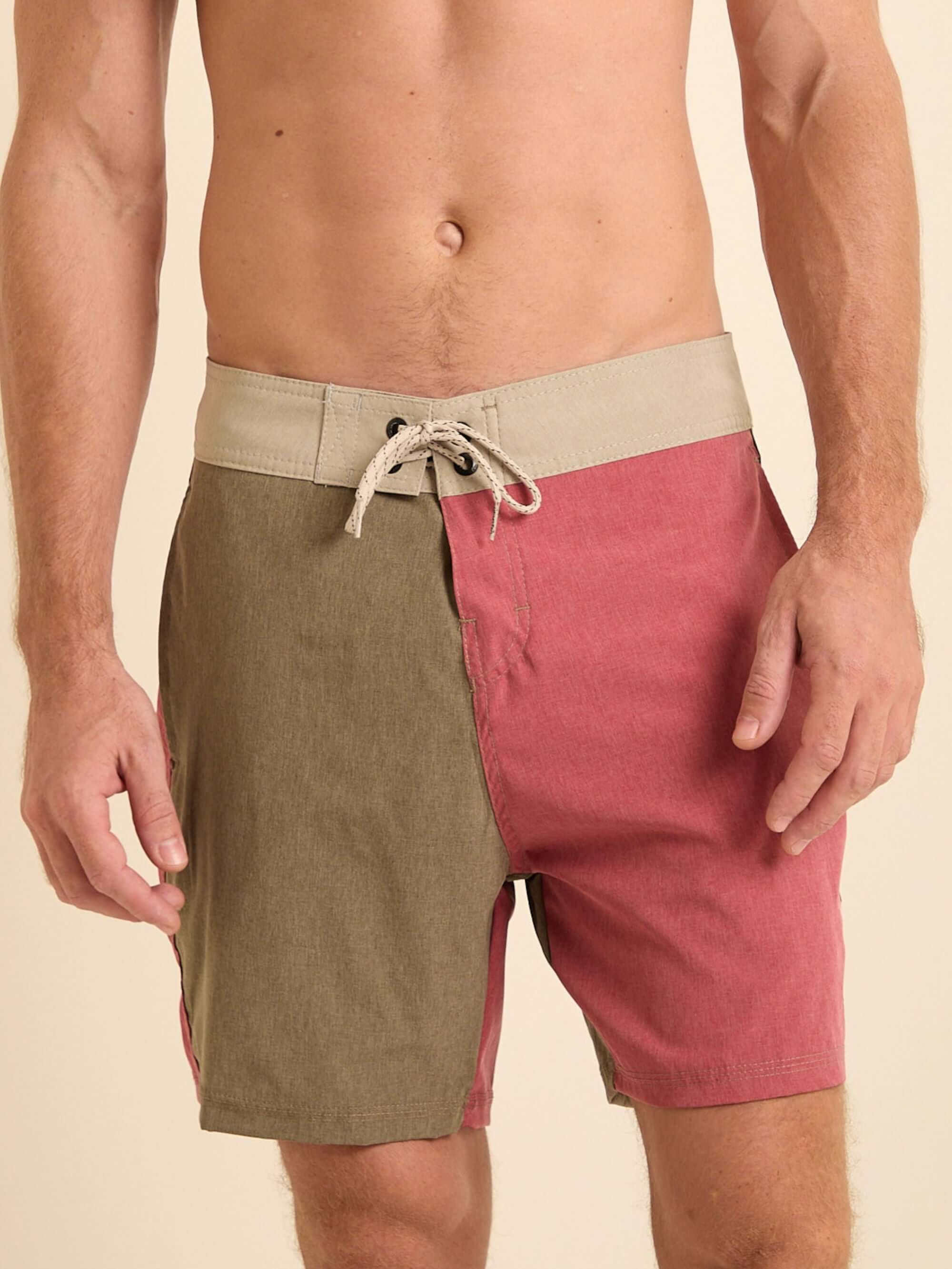 Bermuda Boardwalk Collor Caqui da Greenish, com cós anatômico e cores contrastantes, ideal para conforto e estilo.