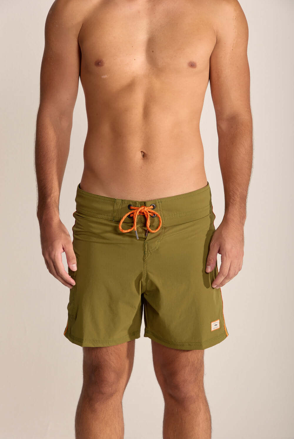 Shorts verde da Greenish, modelo Into the Forest, leves e resistentes, ideais para atividades ao ar livre.