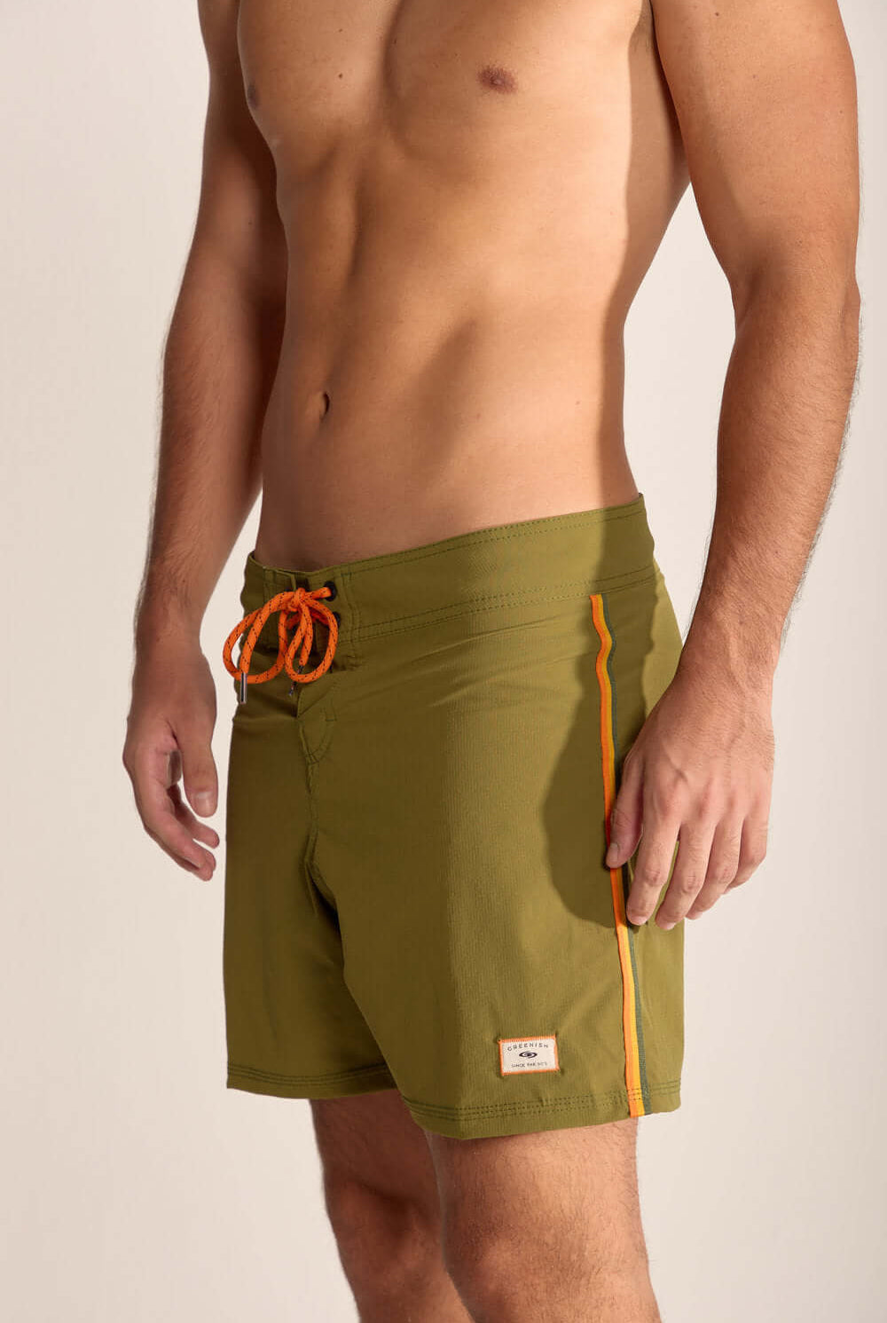 Bermuda de praia verde, modelo curto, da marca Greenish, ideal para atividades ao ar livre como surf e trilhas.