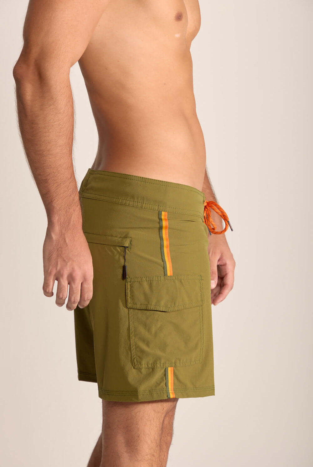 Model masculino usando bermuda verde de praia Greenish Into the Forest, ideal para atividades ao ar livre.