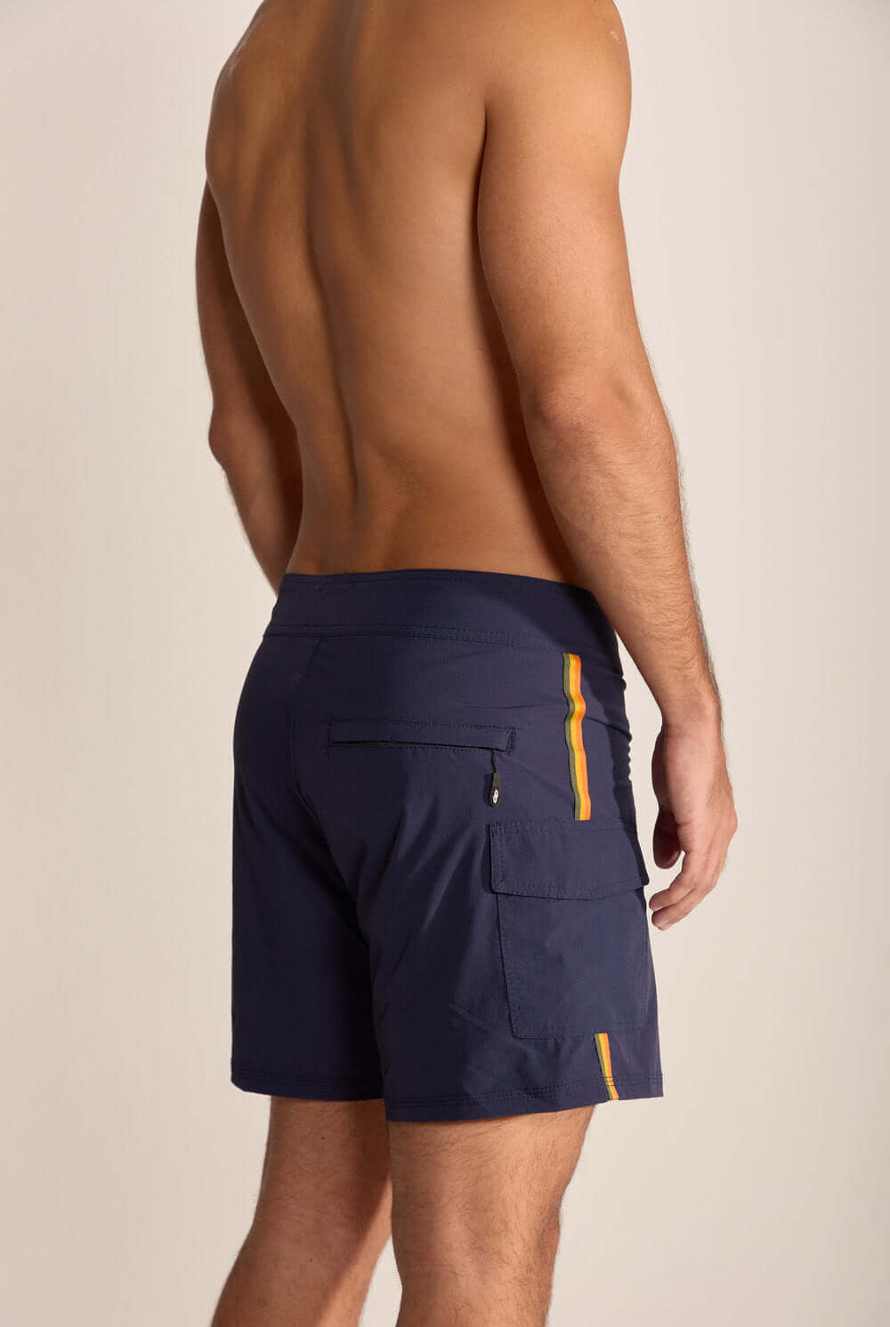 Boardshort azul marinho Into the Forest da Greenish, modelo anatômico, leve e resistente, ideal para atividades ao ar livre.