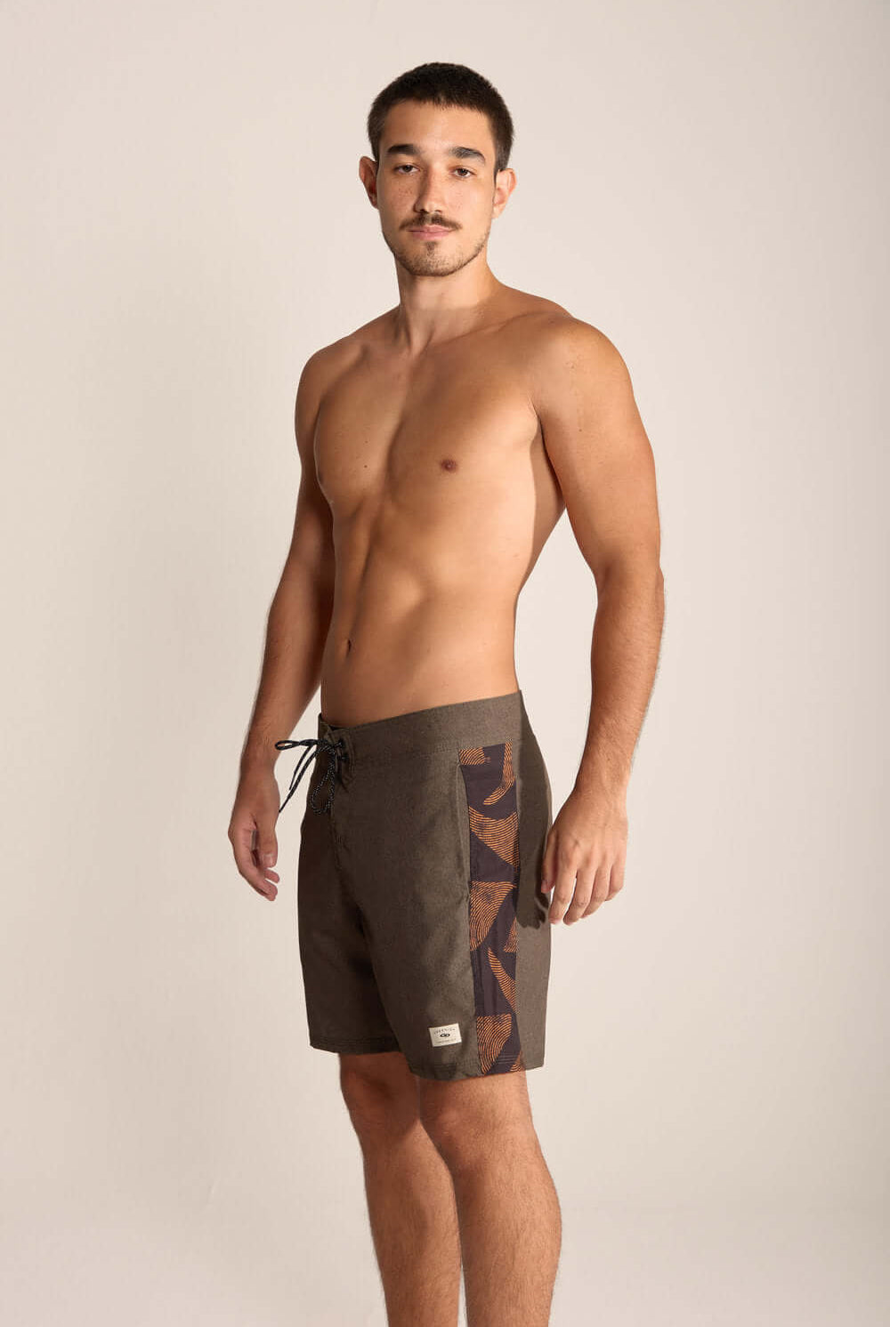 Jovem modelo usando o Boardwalk Live the Simple Verde Musgo da marca Greenish, com design moderno e confortável.