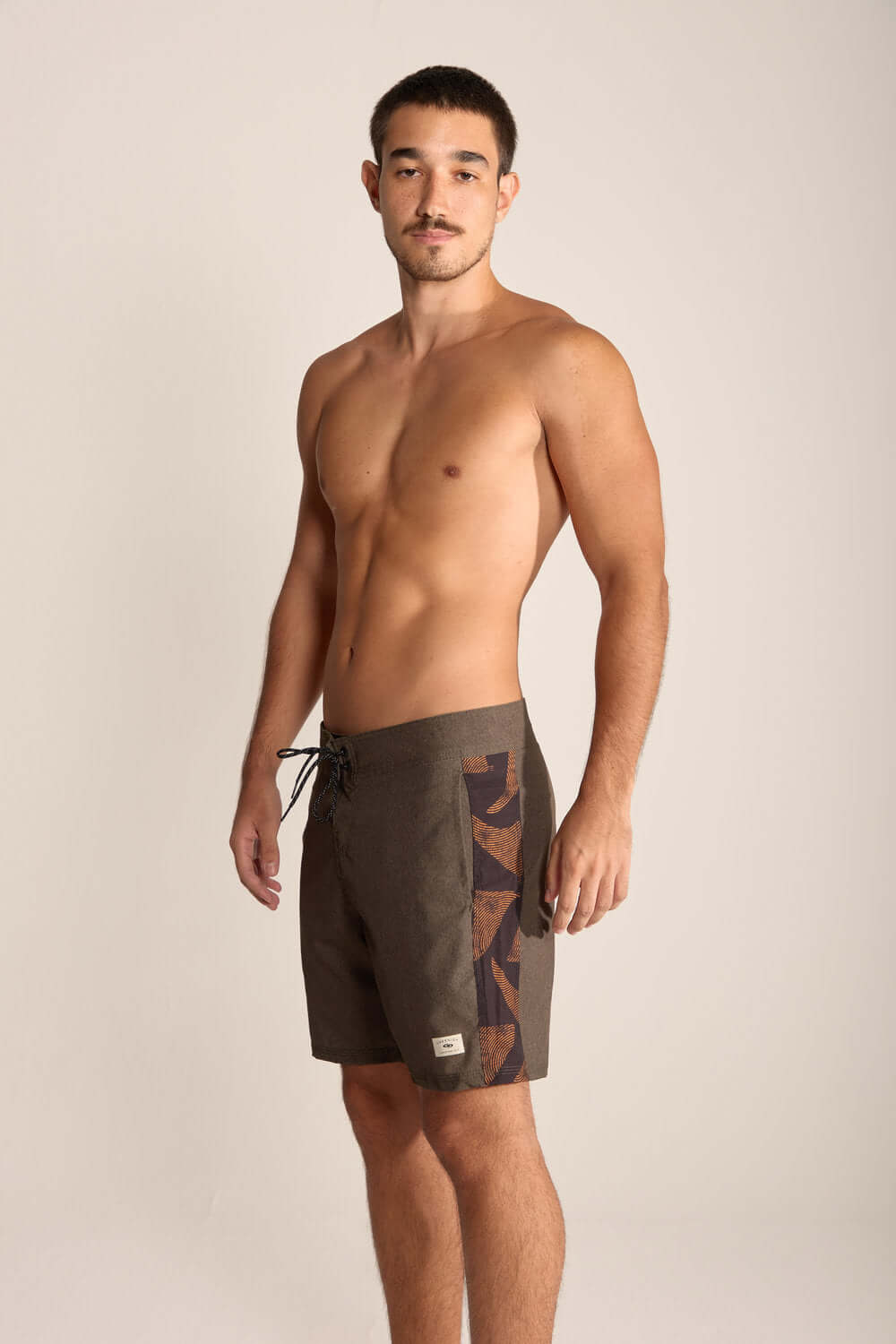 Jovem modelo usando o Boardwalk Live the Simple Verde Musgo da marca Greenish, com design moderno e confortável.