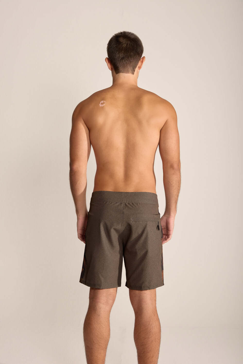 Modelo de bermuda Boardwalk Live the Simple Verde Musgo, visual limpo e estilo urbano, ideal para quem vive em movimento.