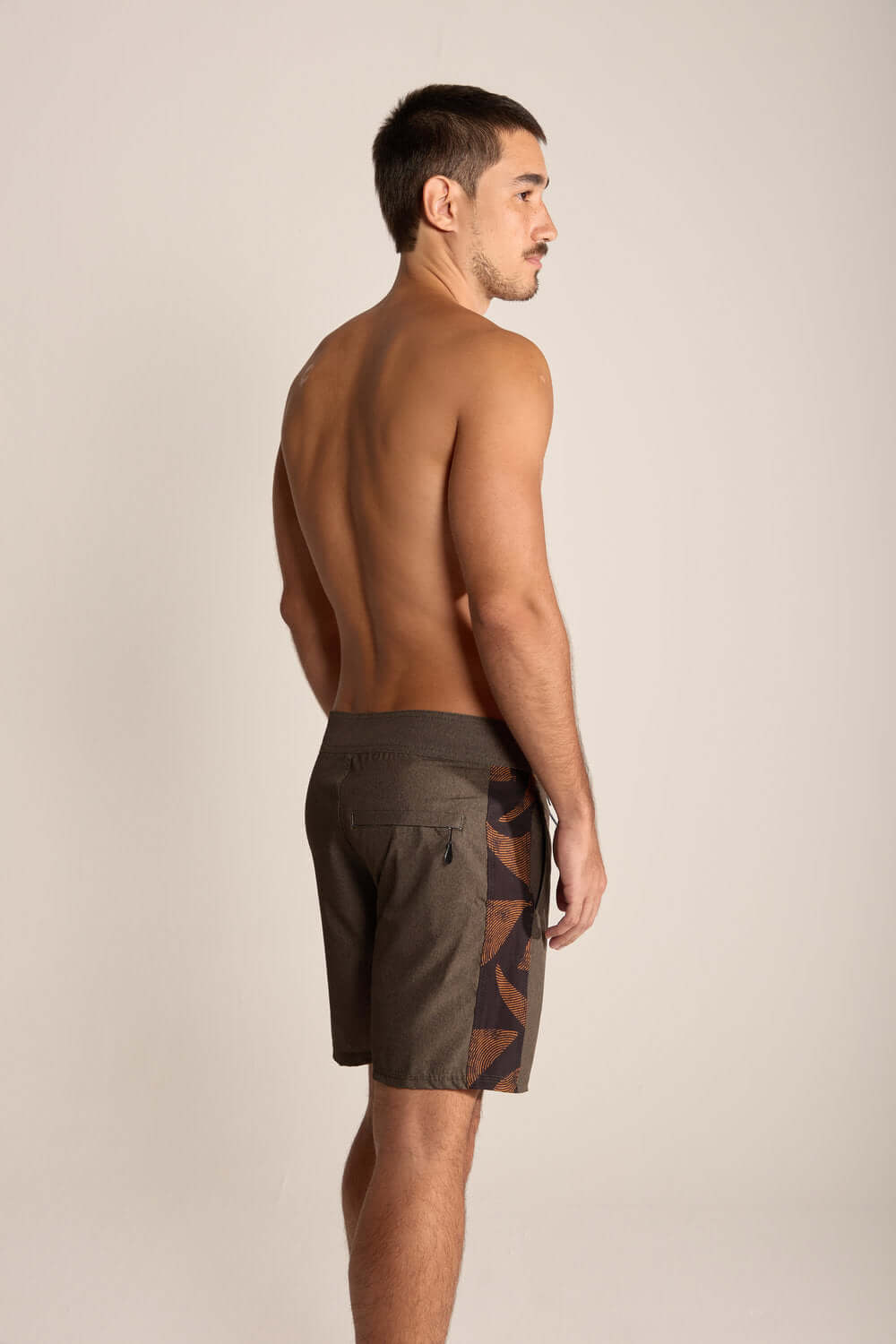 Modelo usando o Boardwalk Live the Simple Verde Musgo, mostrando estilo natural e conforto em movimento.