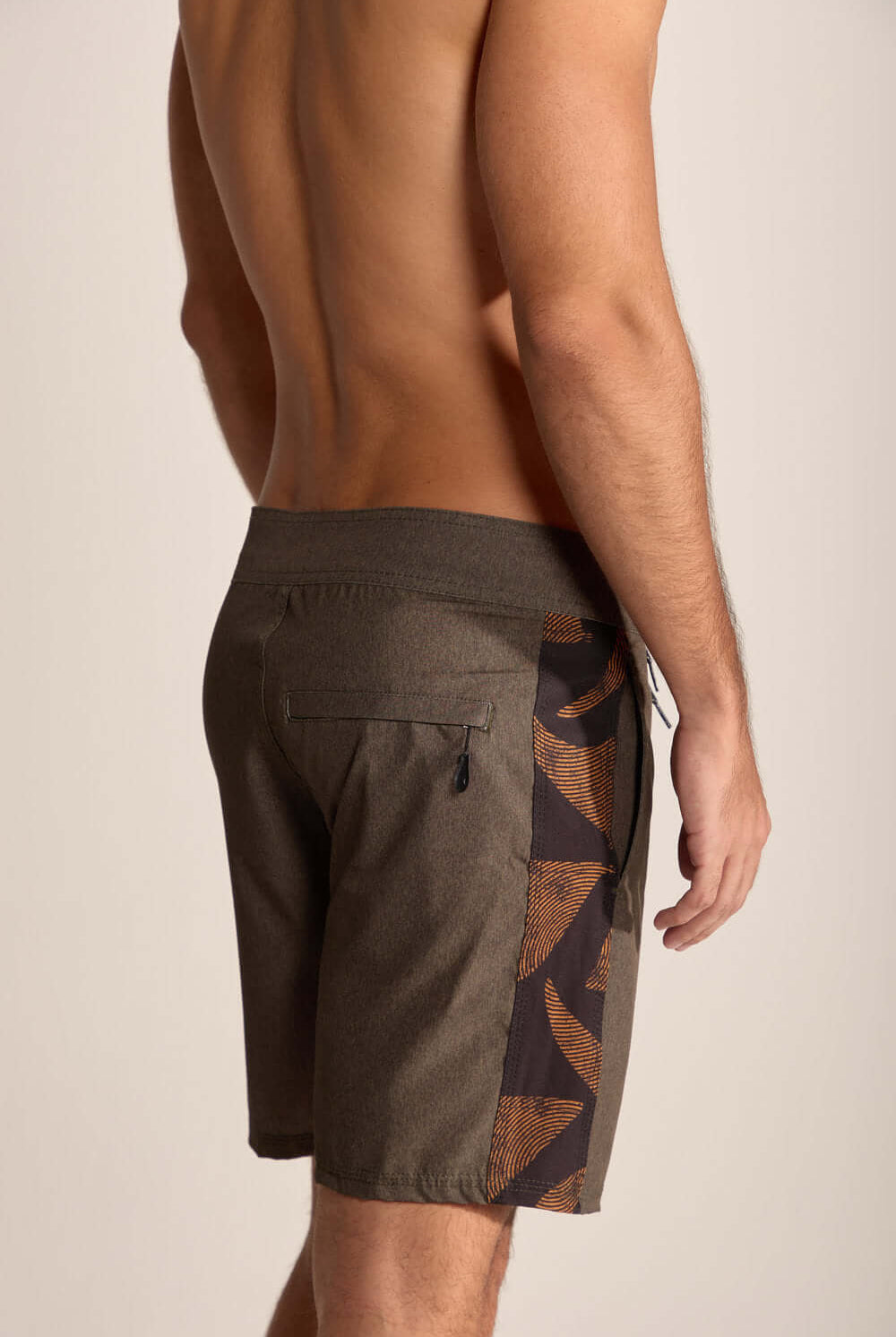 Shorts Boardwalk Live the Simple Verde Musgo com estilo urbano e confortável, ideal para surf e atividades ao ar livre.