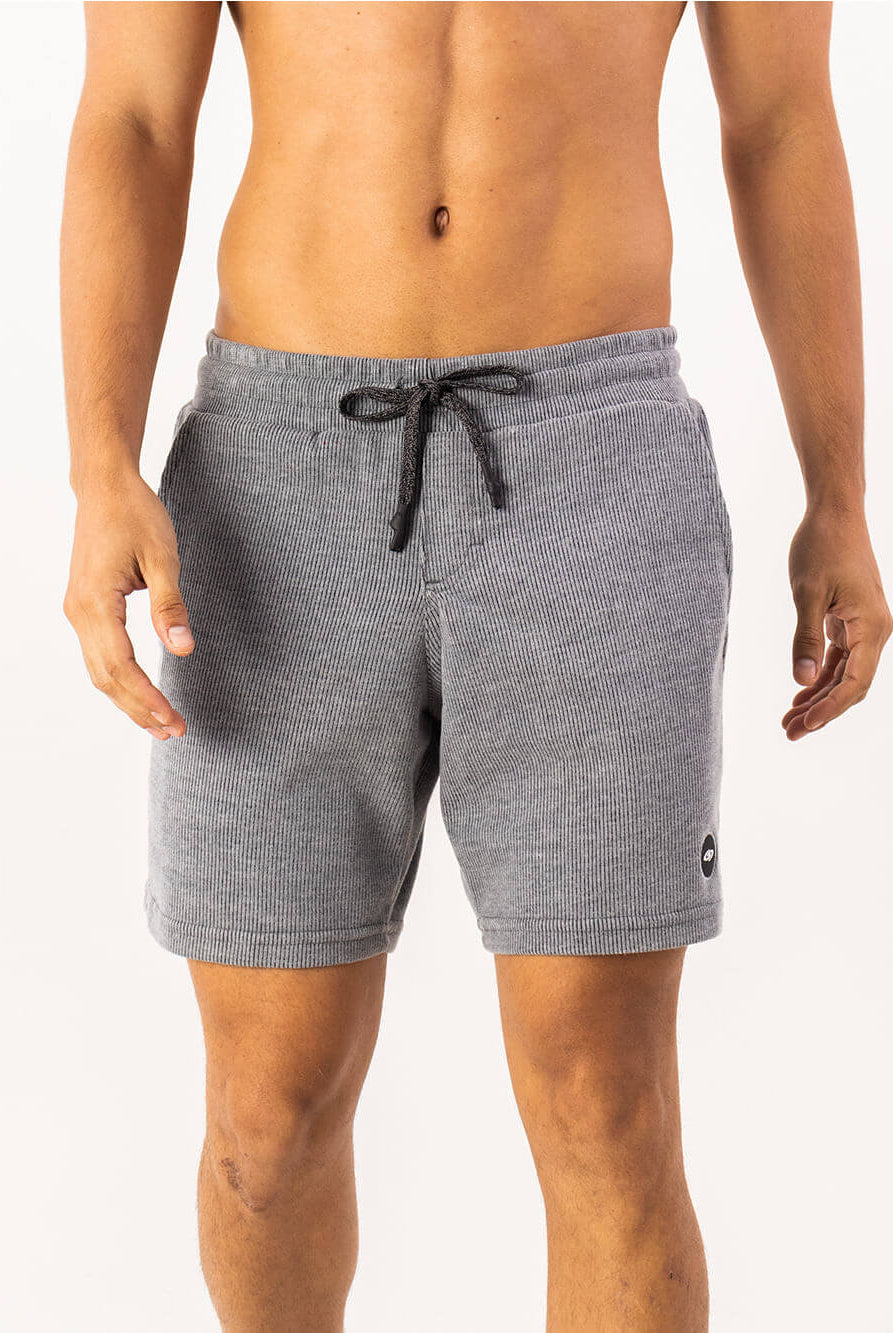 Bermuda Tricot Heaven Azul Marinho da Greenish, composição 55% poliéster, 45% algodão, com bolsos e etiqueta padrão.