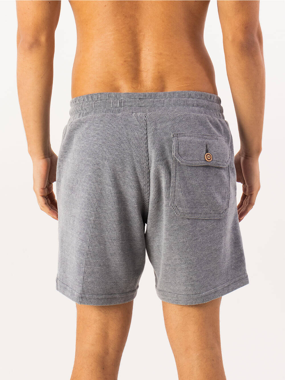 Bermuda Tricot Heaven Azul Marinho da Greenish, vista traseira com tecido canelado e bolso exclusivo.