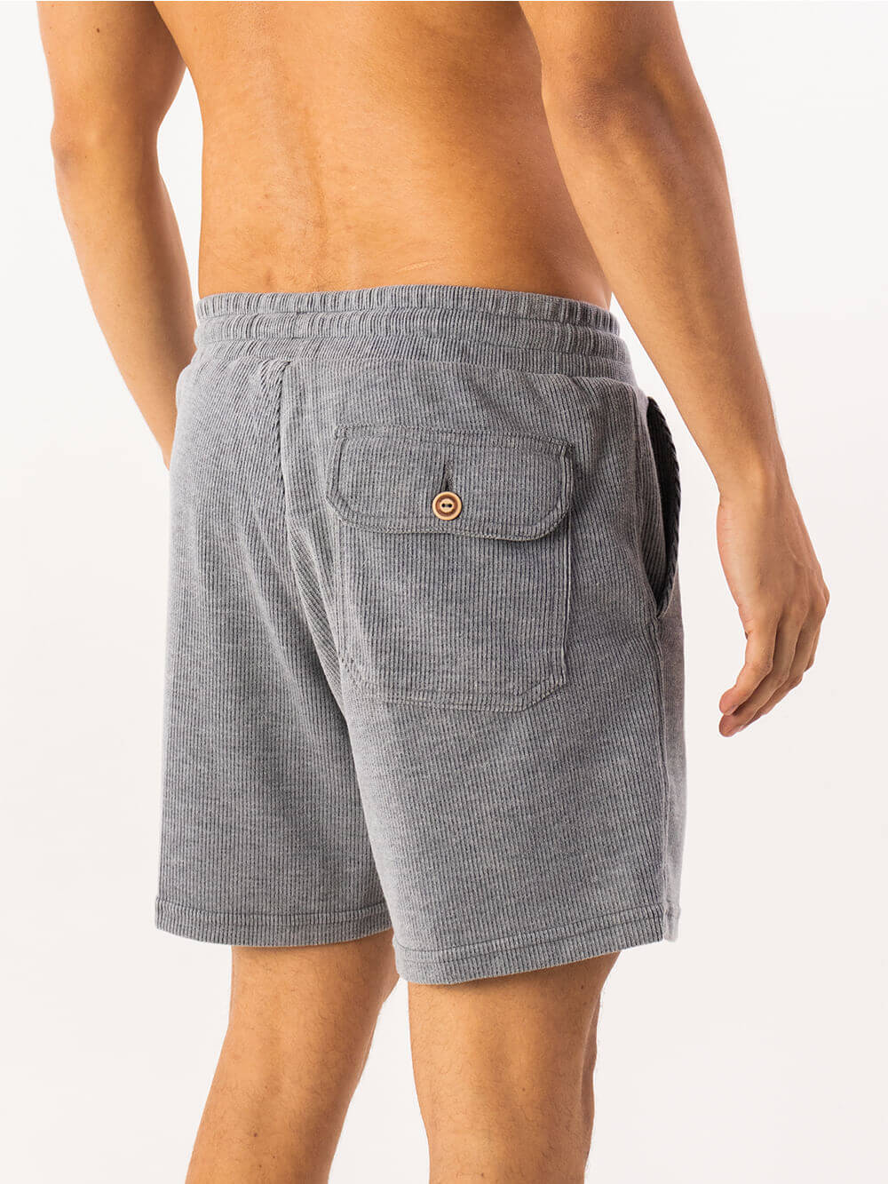 Bermuda Tricot Heaven Azul Marinho da Greenish, com detalhes em tecido canelado e bolsos, vista traseira.