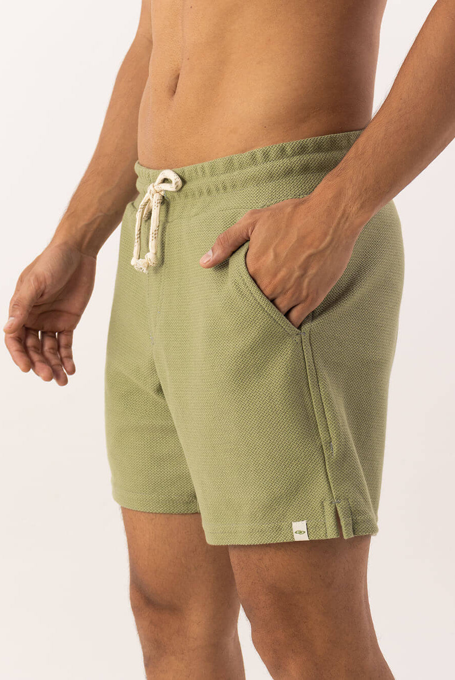 Bermuda Moletom Alpes verde, modelagem vintage curta, com bolsos e cós elástico da marca Greenish.