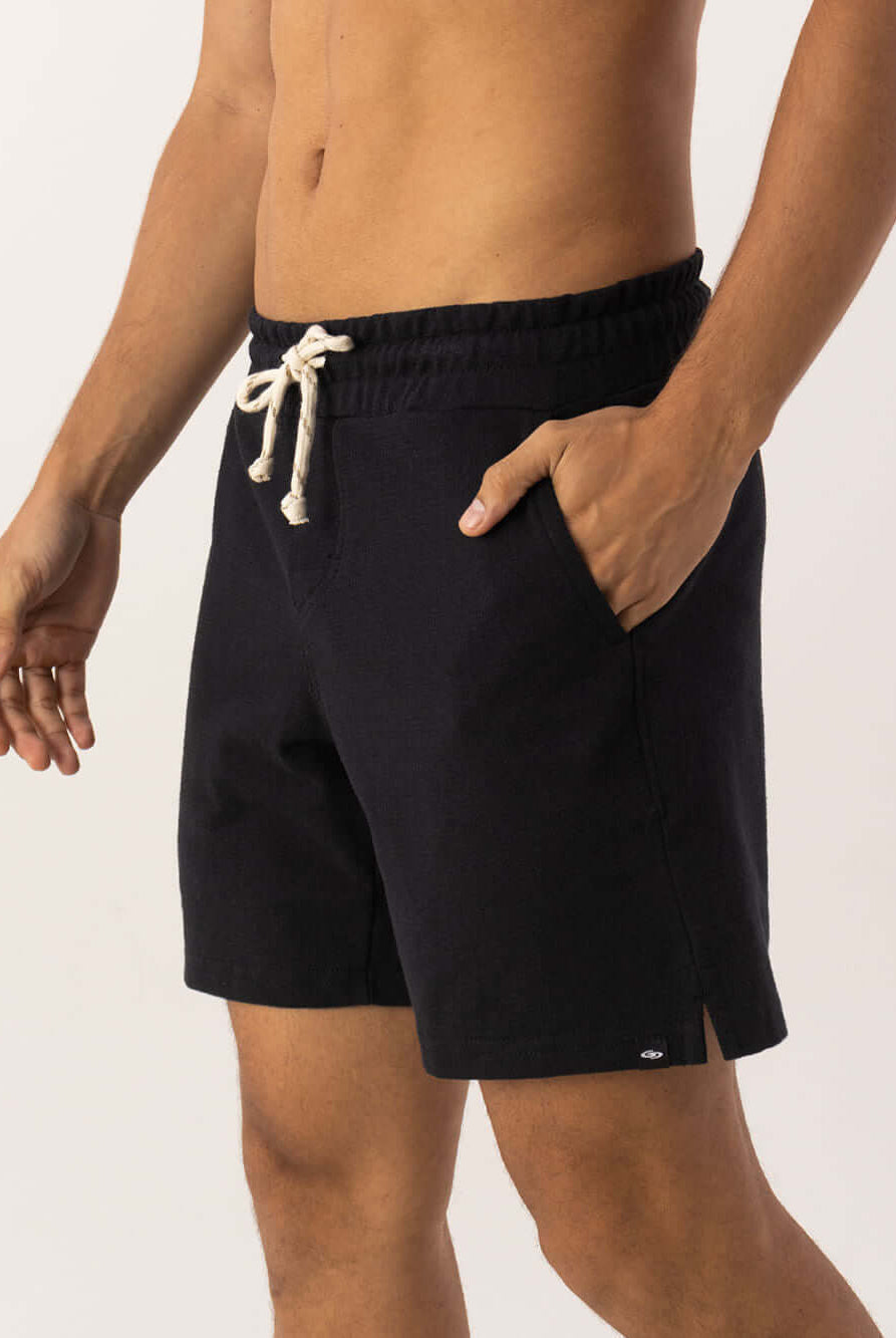 Bermuda Moletom Alpes preta da Greenish, com cós elástico e bolsos laterais, ideal para qualquer ocasião.