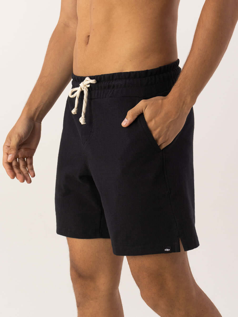 Bermuda Moletom Alpes preta da Greenish, com cós elástico e bolsos laterais, ideal para qualquer ocasião.